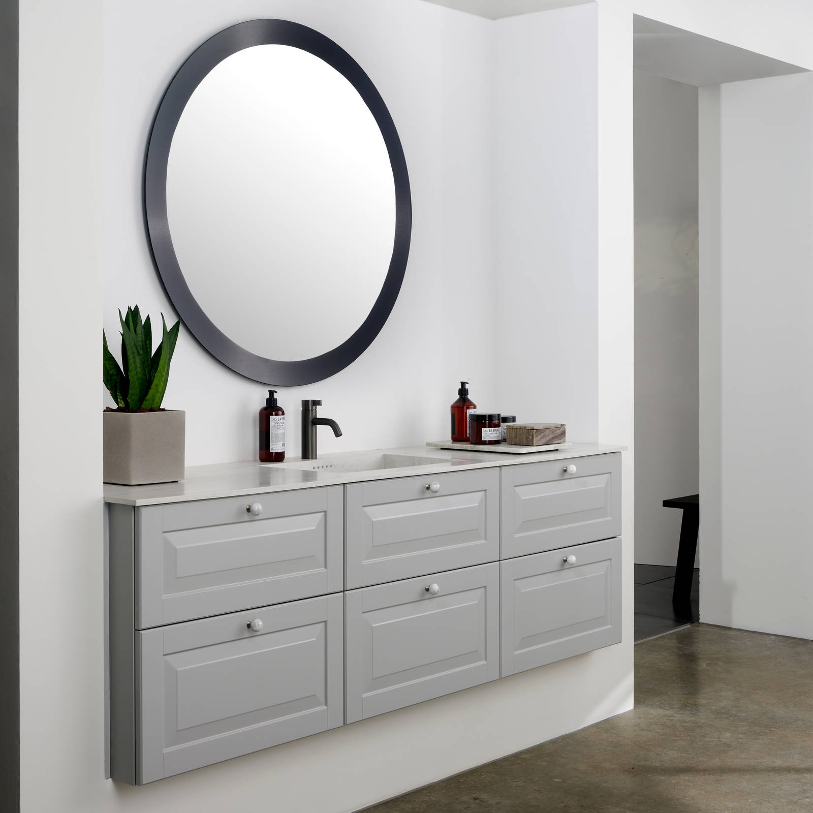 Romantisk badeværelse Nordic i lys grå farve Sky fra INVITA med klassiske detaljer som fyldniner og glaslåger med sprosser, marmor håndtag og sort armatur