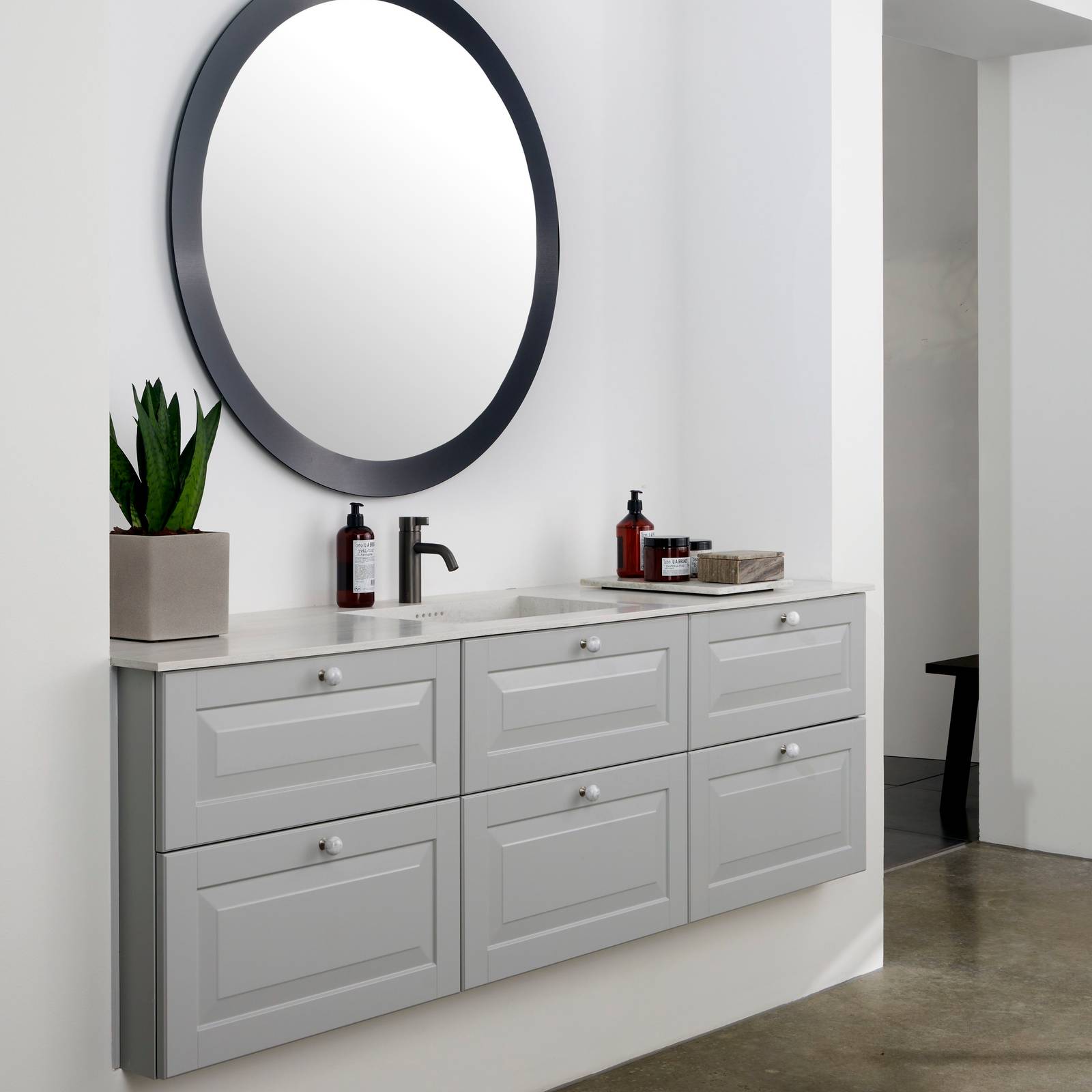 Romantisk badeværelse Nordic i lys grå farve Sky fra INVITA med klassiske detaljer som fyldniner og glaslåger med sprosser, marmor håndtag og sort armatur