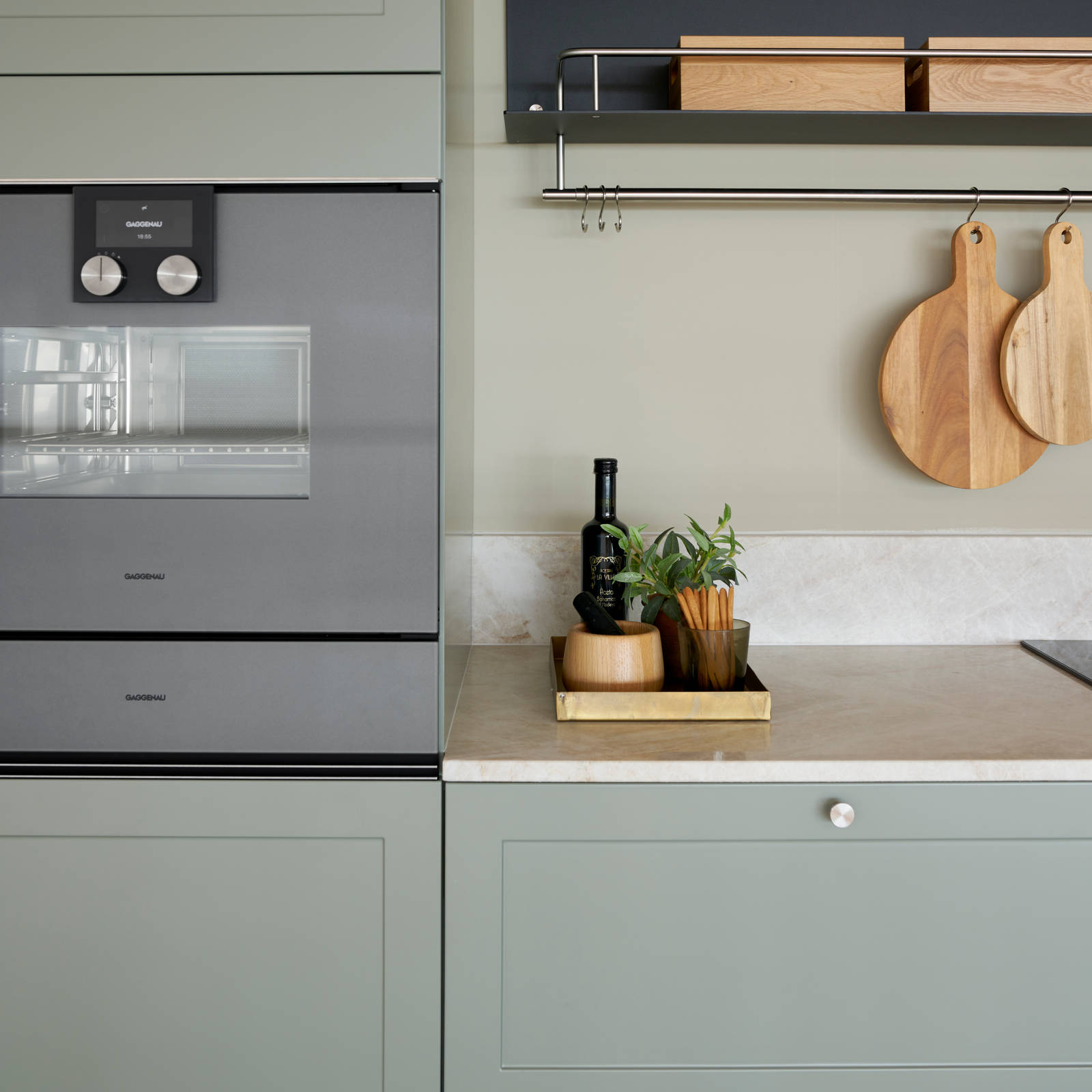 Grønn højskabe retrokøkken Square Salvie køkken fra INVITA med rustfri stål håndtag, armatur og vask med grå marmor bordplade