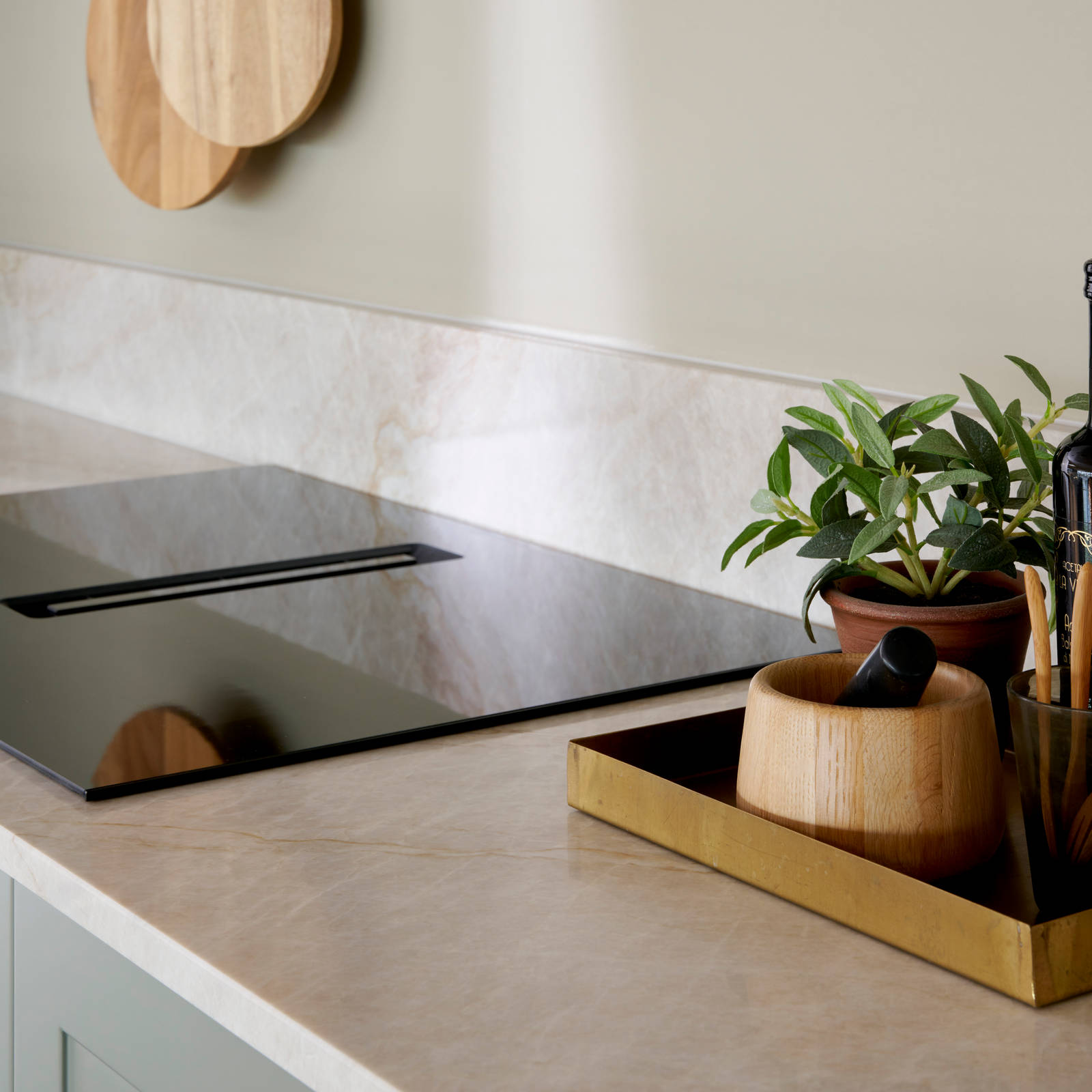 Grønn retrokøkken Square Salvie køkken fra INVITA med rustfri stål håndtag, armatur og vask med grå marmor bordplade