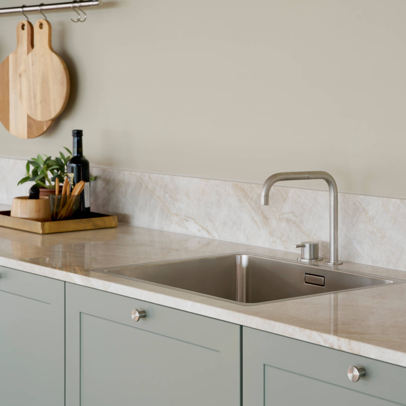 Grønn retrokøkken Square Salvie køkken fra INVITA med rustfri stål håndtag, armatur og vask med grå marmor bordplade