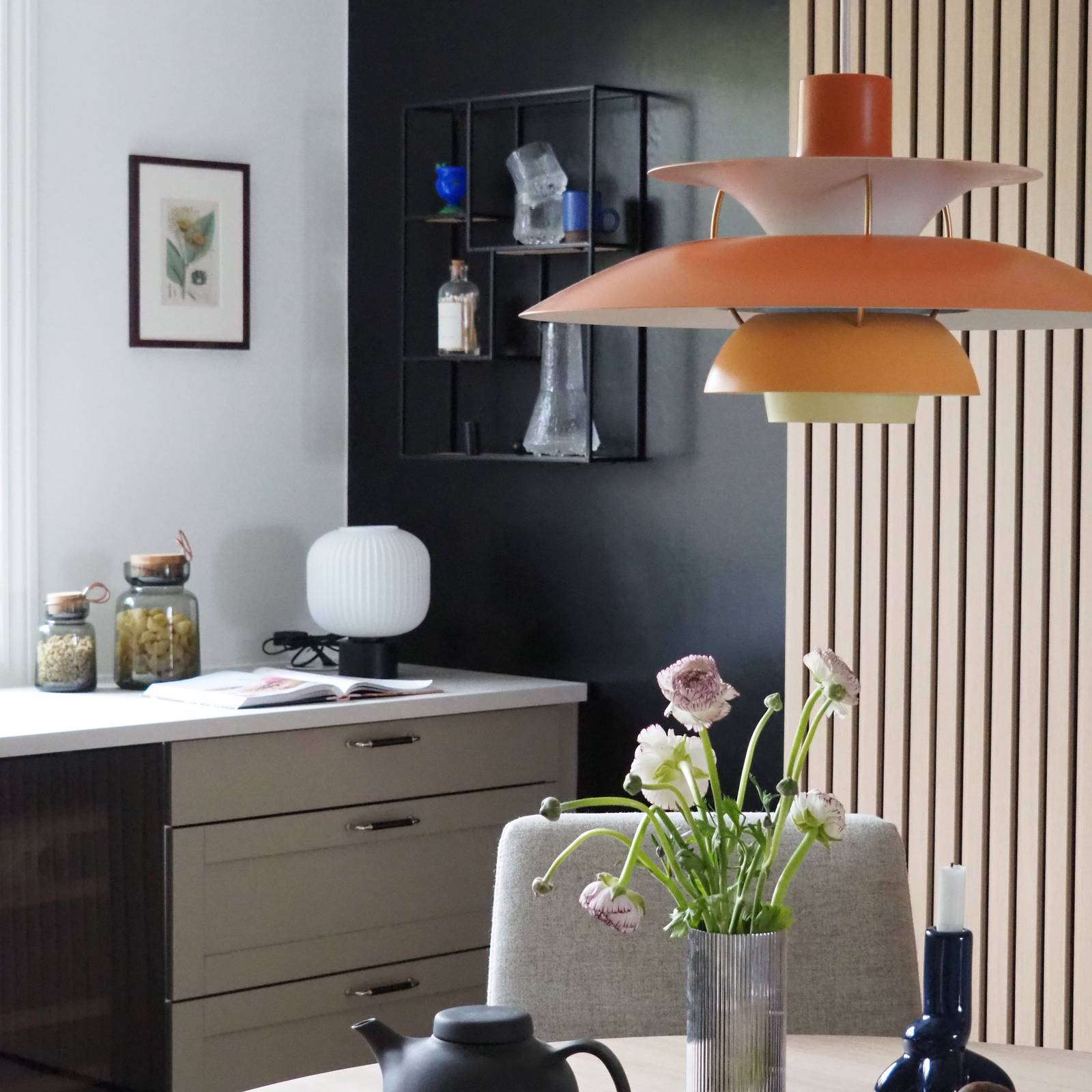 Kjøkkenmodell Square i fargen S 4005-Y20R/Mohair hos kunde i Moss. Benkeplate: Laminat Kandia Marmor.