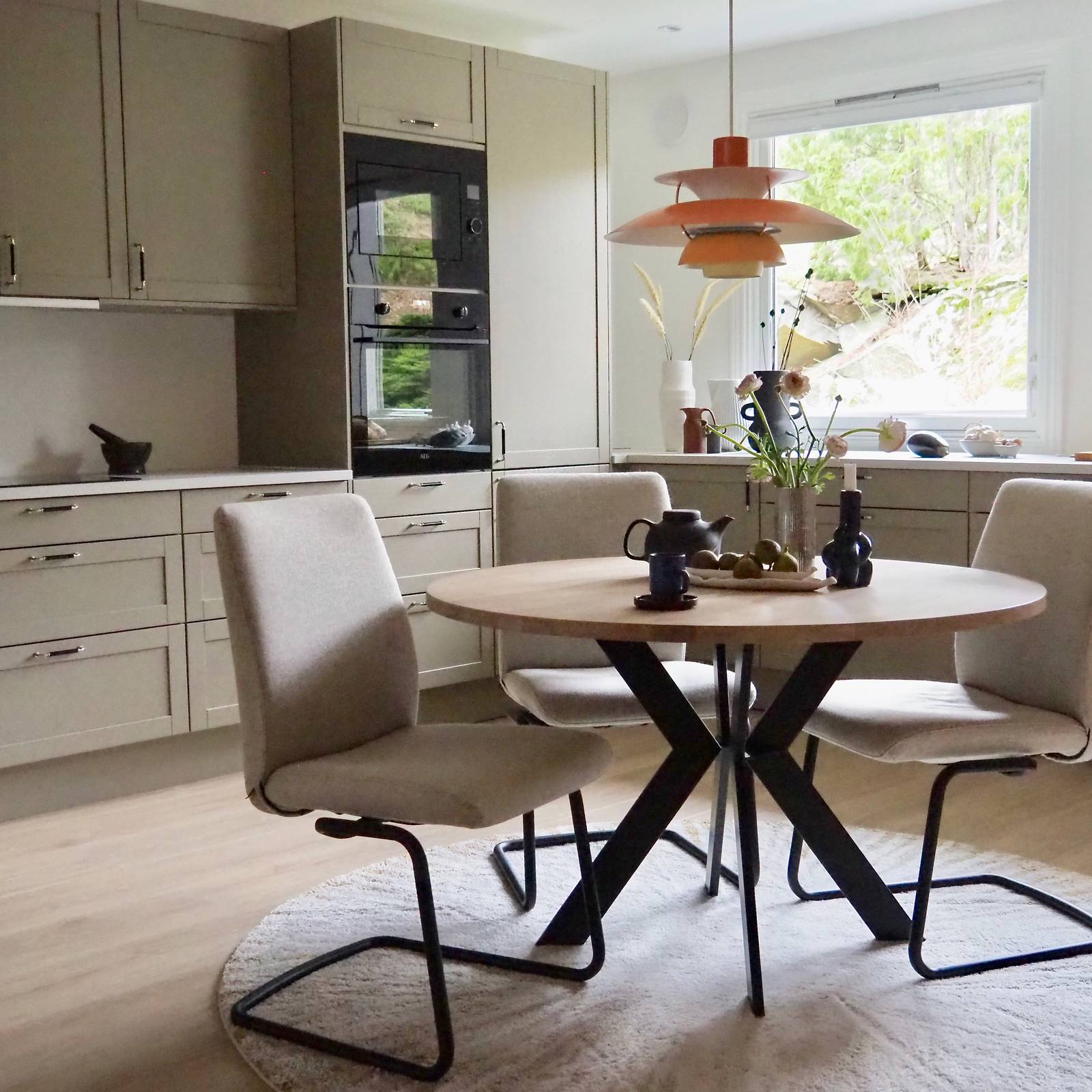 Kjøkkenmodell Square i fargen S 4005-Y20R/Mohair hos kunde i Moss. Benkeplate: Laminat Kandia Marmor.