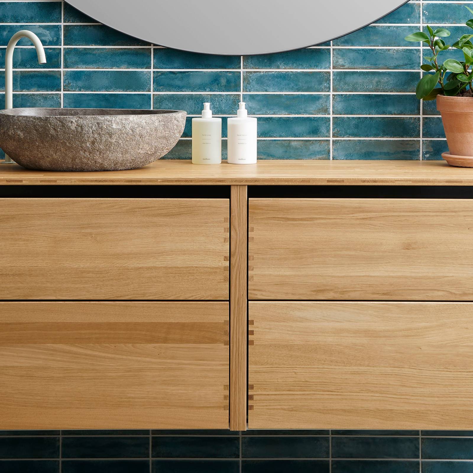 Nærbillede av Massiv egetræ badeværelsesmøbel GLØD fra INVITA med fingertappede samlinger og grebsløse skuffer