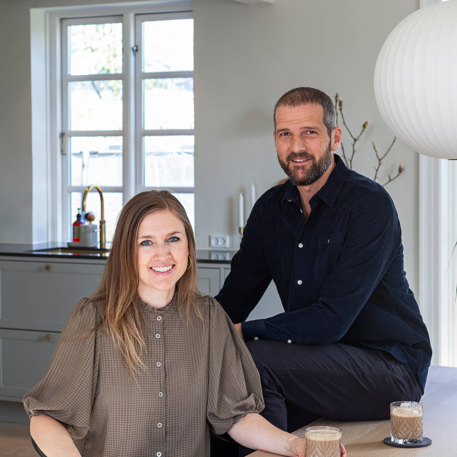 Julie og Peter i deres grå Shaker køkken fra uno form