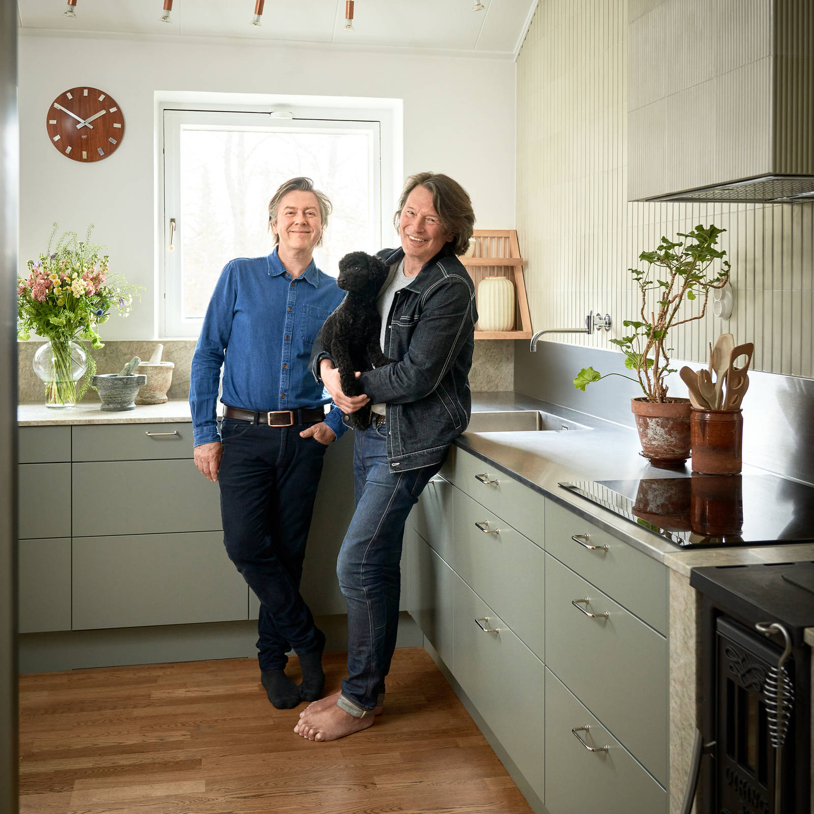 Niclas Steeve, Svante Öquist och hunden Musse i sitt gröna Arkitekt plus kök från Marbodal