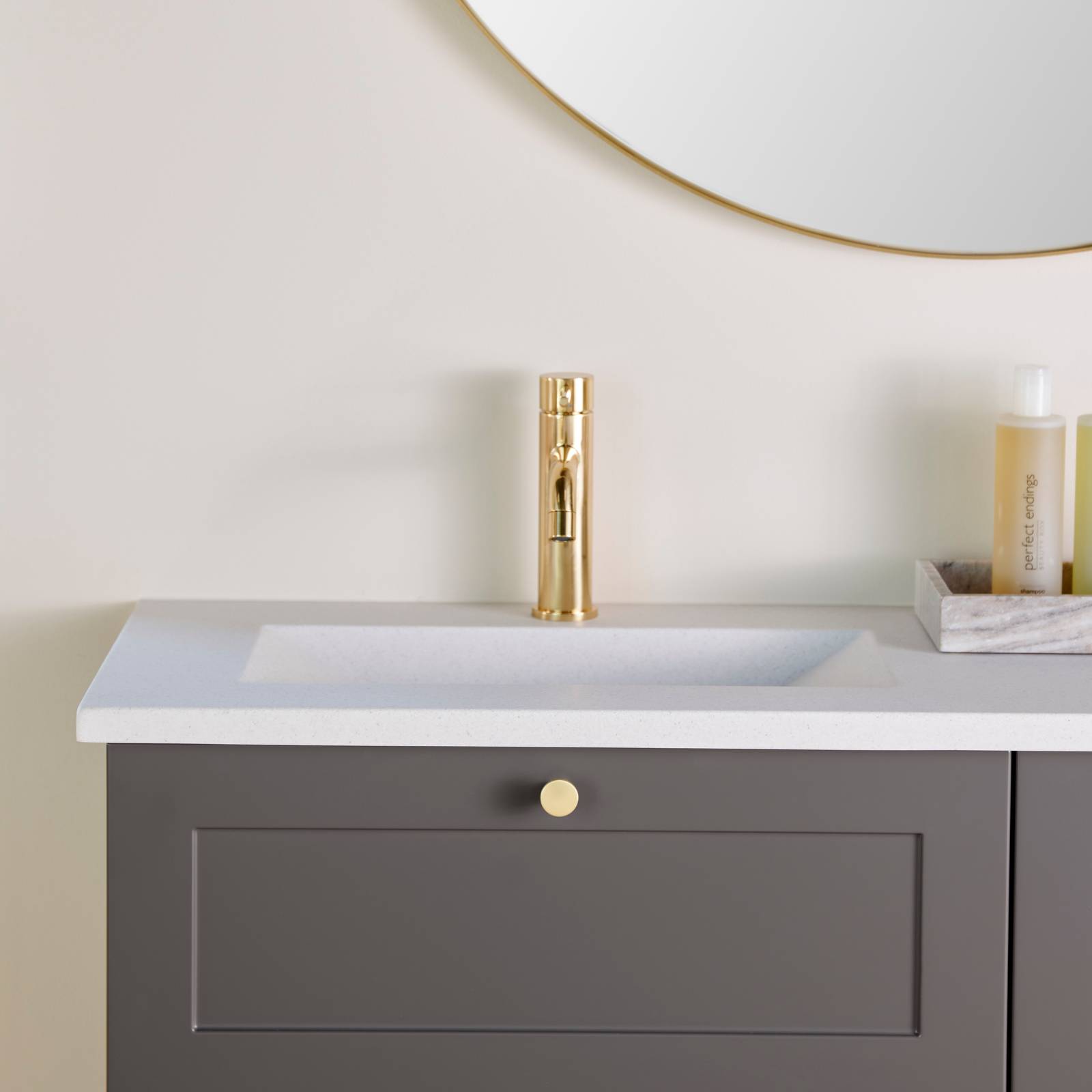 Retrobad Square i farve Søsten fra INVITA med messing greb og armatur