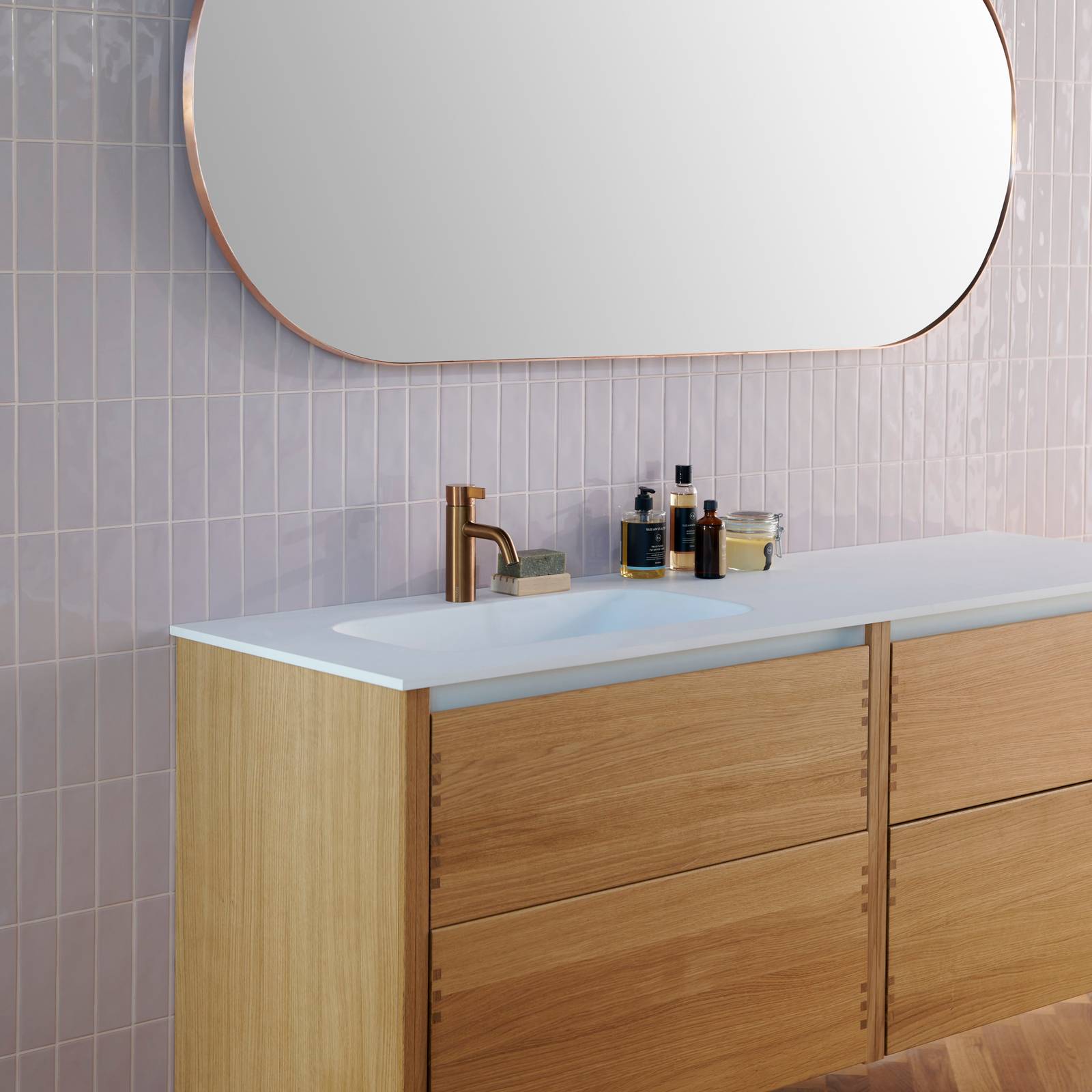 Massiv egetræ badeværelsesmøbel GLØD fra INVITA med fingertappede samlinger og grebsløse skuffer