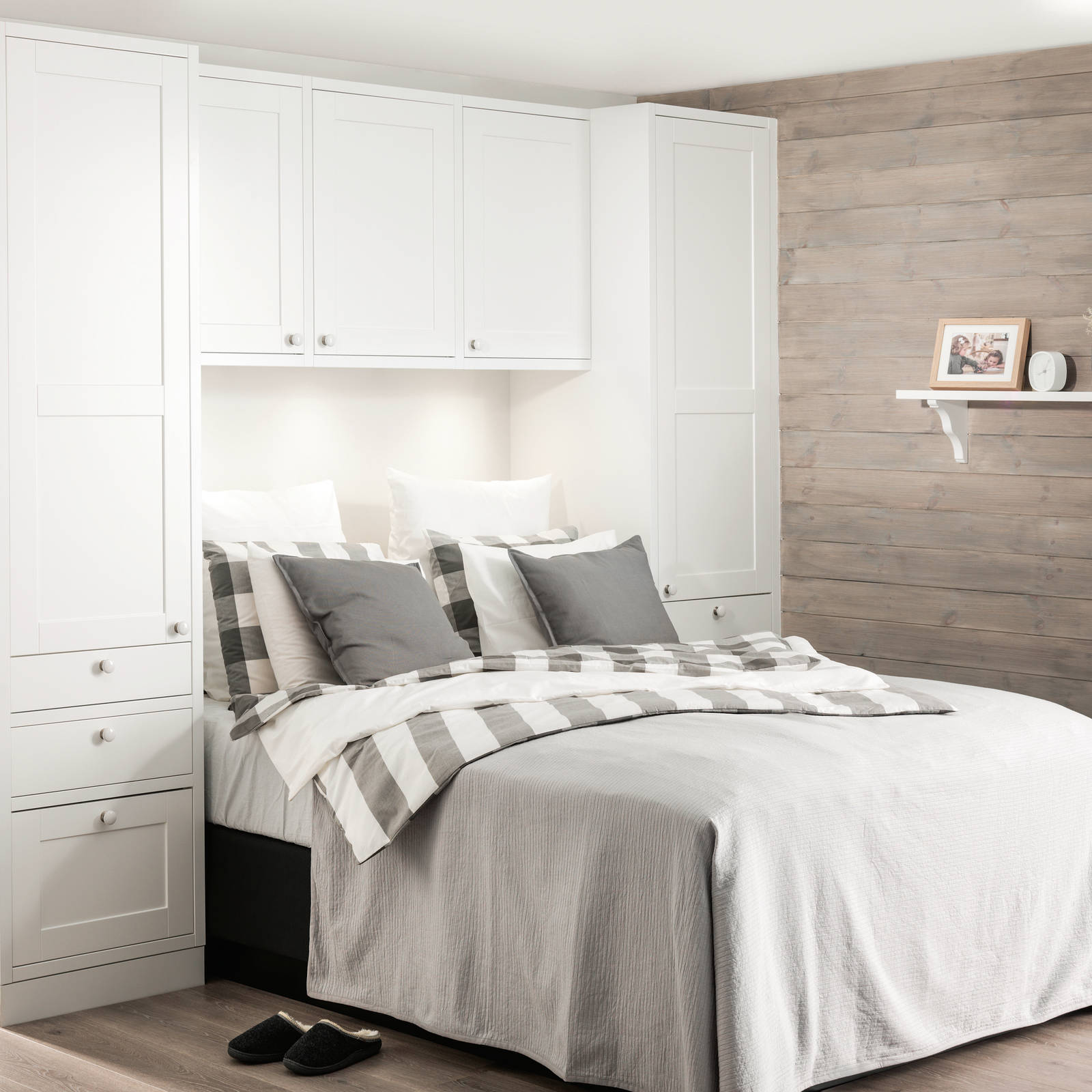 Et godt garderobeskap gjør det enklere å organisere og ha et ryddig klesskap. Vi har ulike modeller garderobeskap som kan skreddersys ditt behov.