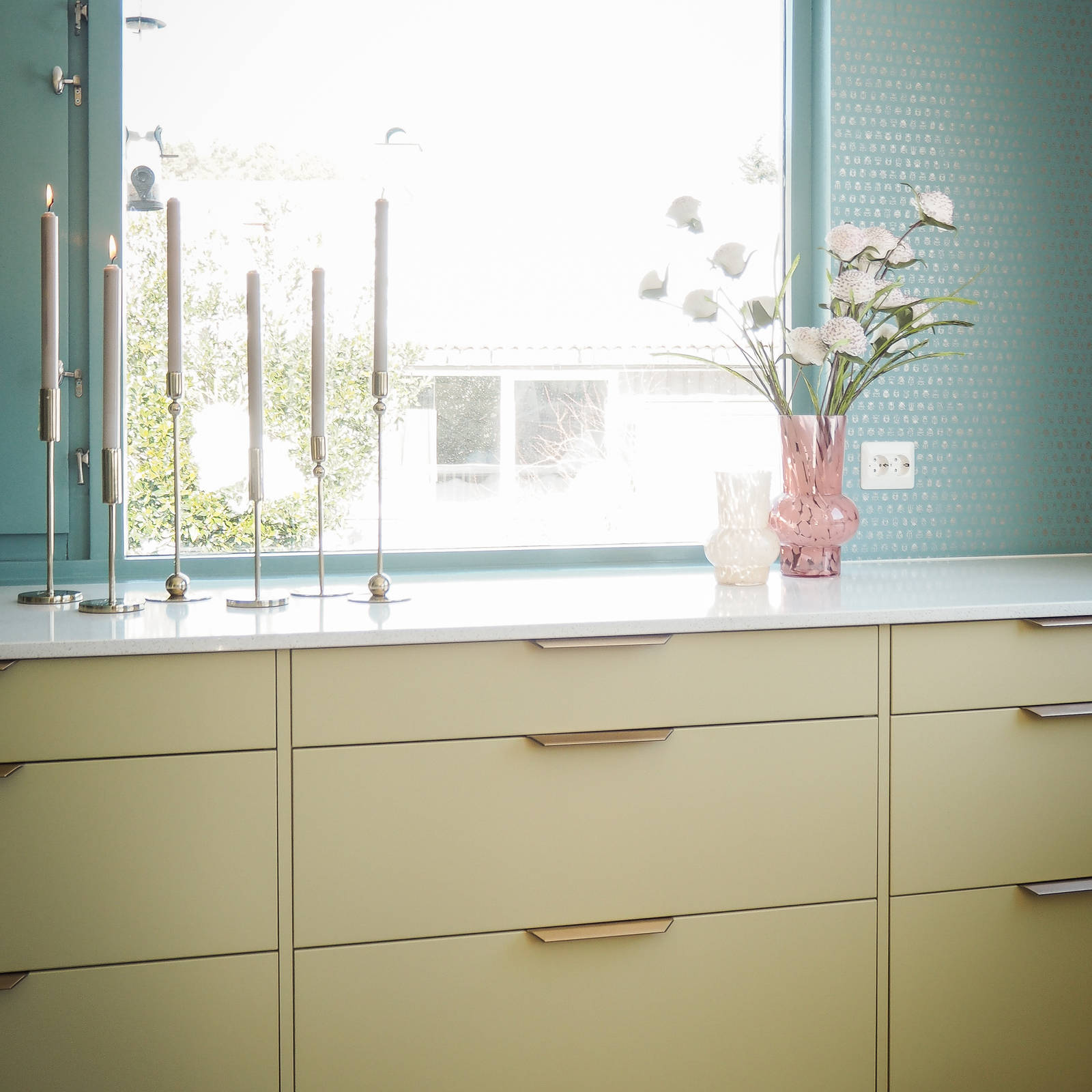 Det kombinerte kjøkkenet, vaskerommet og hobbyrommet/boden til Anne Britt er full av smarte løsninger.