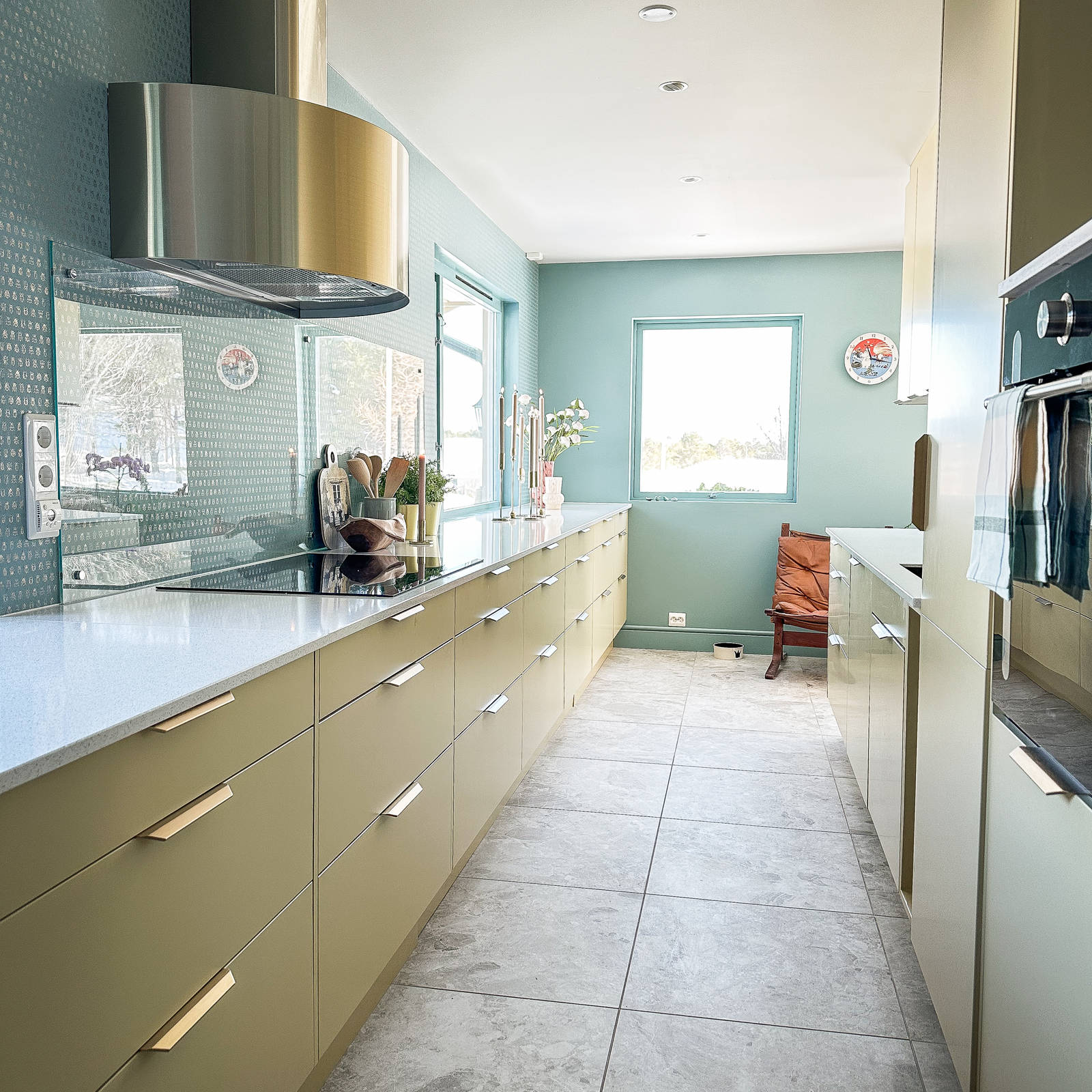 Det kombinerte kjøkkenet, vaskerommet og hobbyrommet/boden til Anne Britt er full av smarte løsninger.