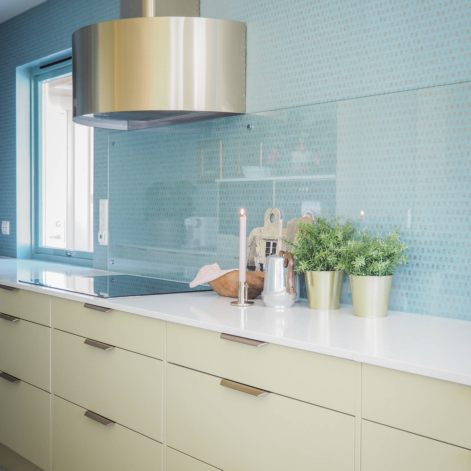 Det kombinerte kjøkkenet, vaskerommet og hobbyrommet/boden til Anne Britt er full av smarte løsninger.