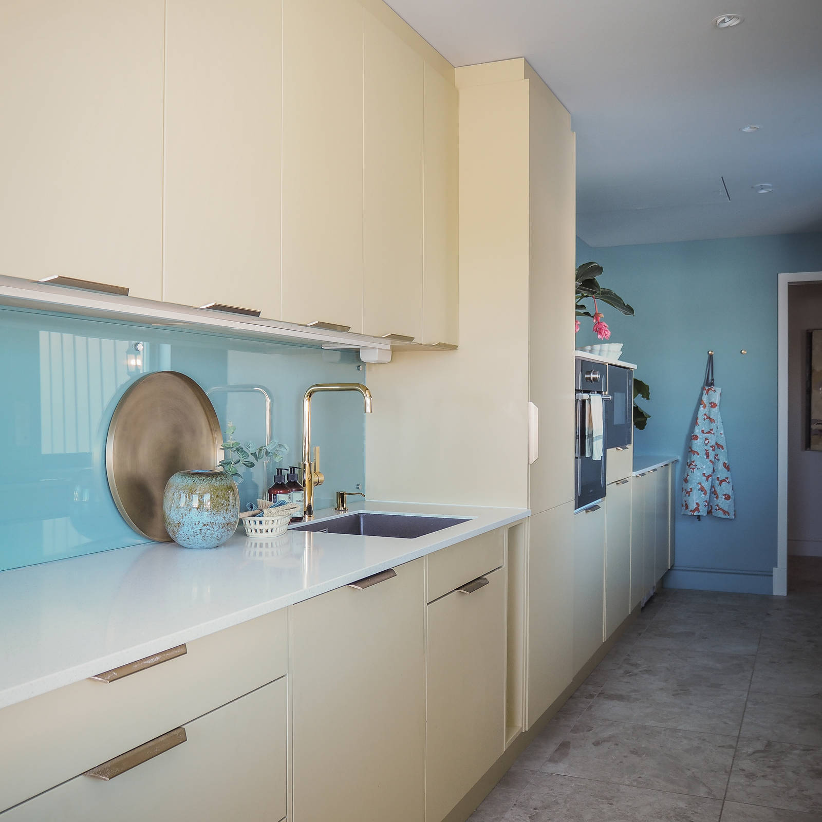 Det kombinerte kjøkkenet, vaskerommet og hobbyrommet/boden til Anne Britt er full av smarte løsninger.