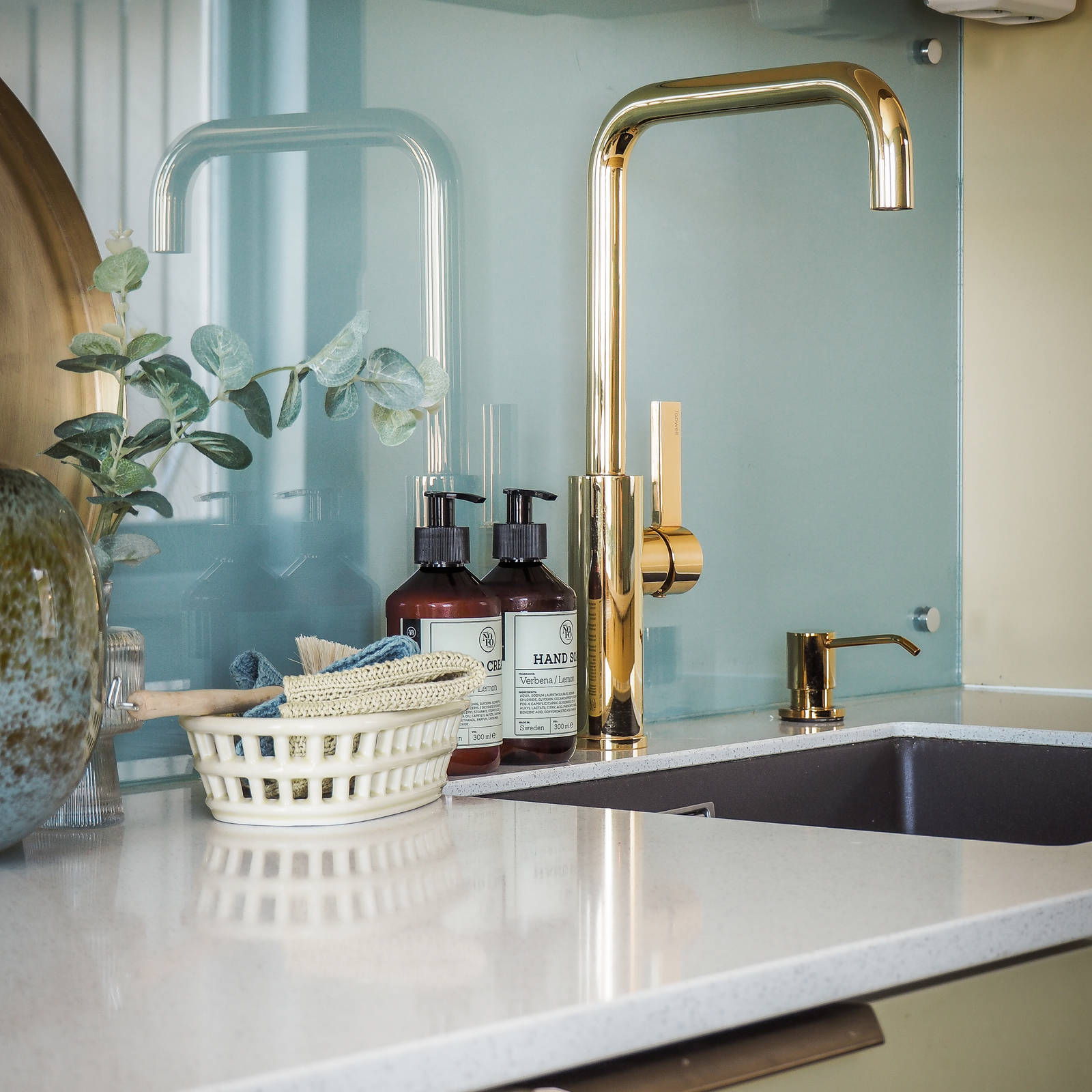 Det kombinerte kjøkkenet, vaskerommet og hobbyrommet/boden til Anne Britt er full av smarte løsninger.