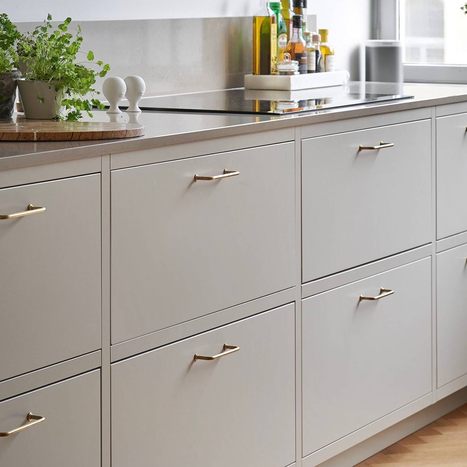 Forrammekøkken Athena Fusion i lys grå farve Sky fra INVITA med grå stein bordplade, rustfrit stål håndtag