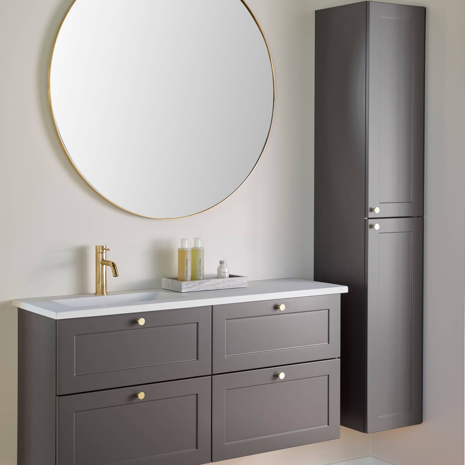 Retrobad Square i farve Søsten fra INVITA med messing greb og armatur