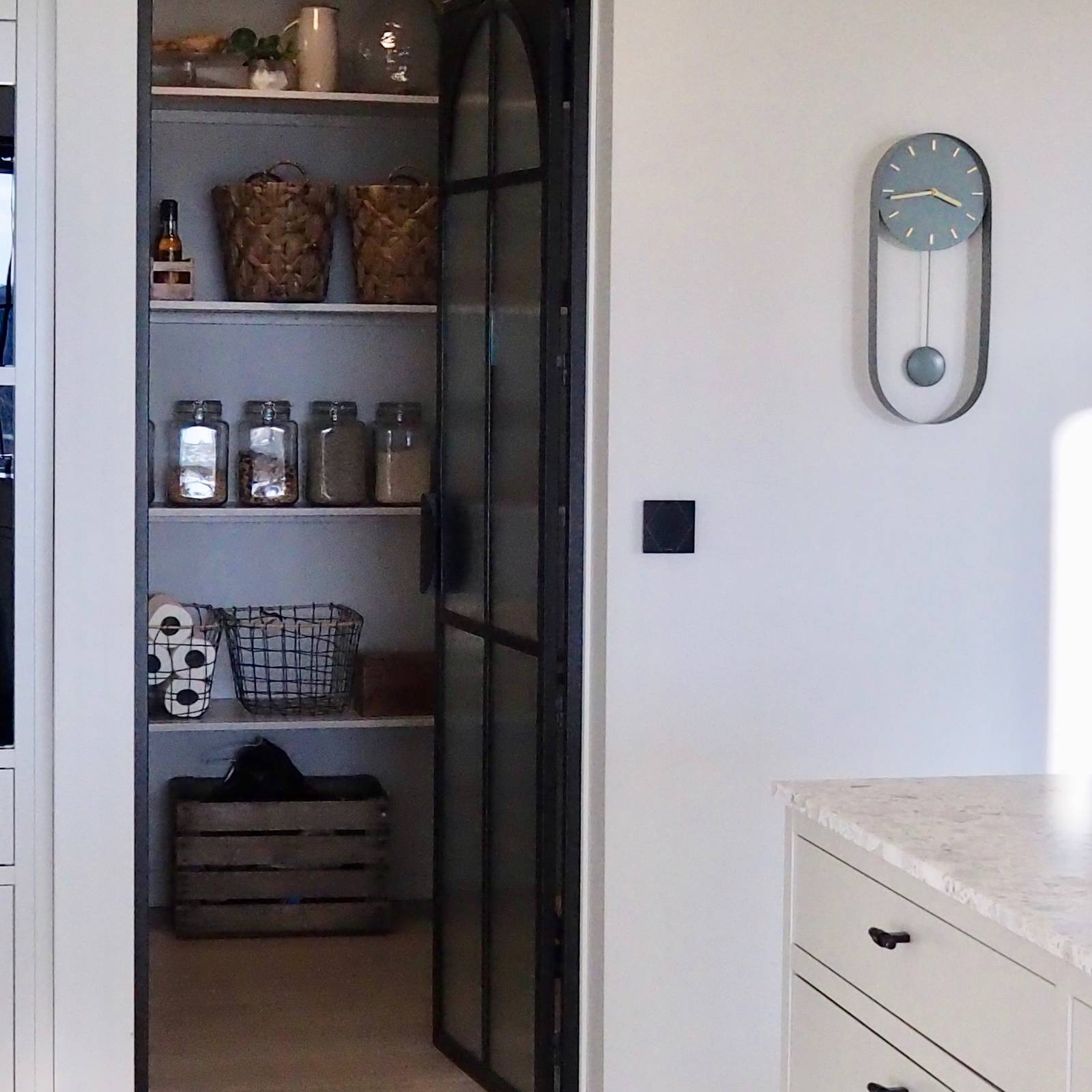 Et moderne Line Inframe kjøkken hos kunde malt i en behagelig greige farge. Veggfarge Sheer Grey 12077 fra Jotun Lady.