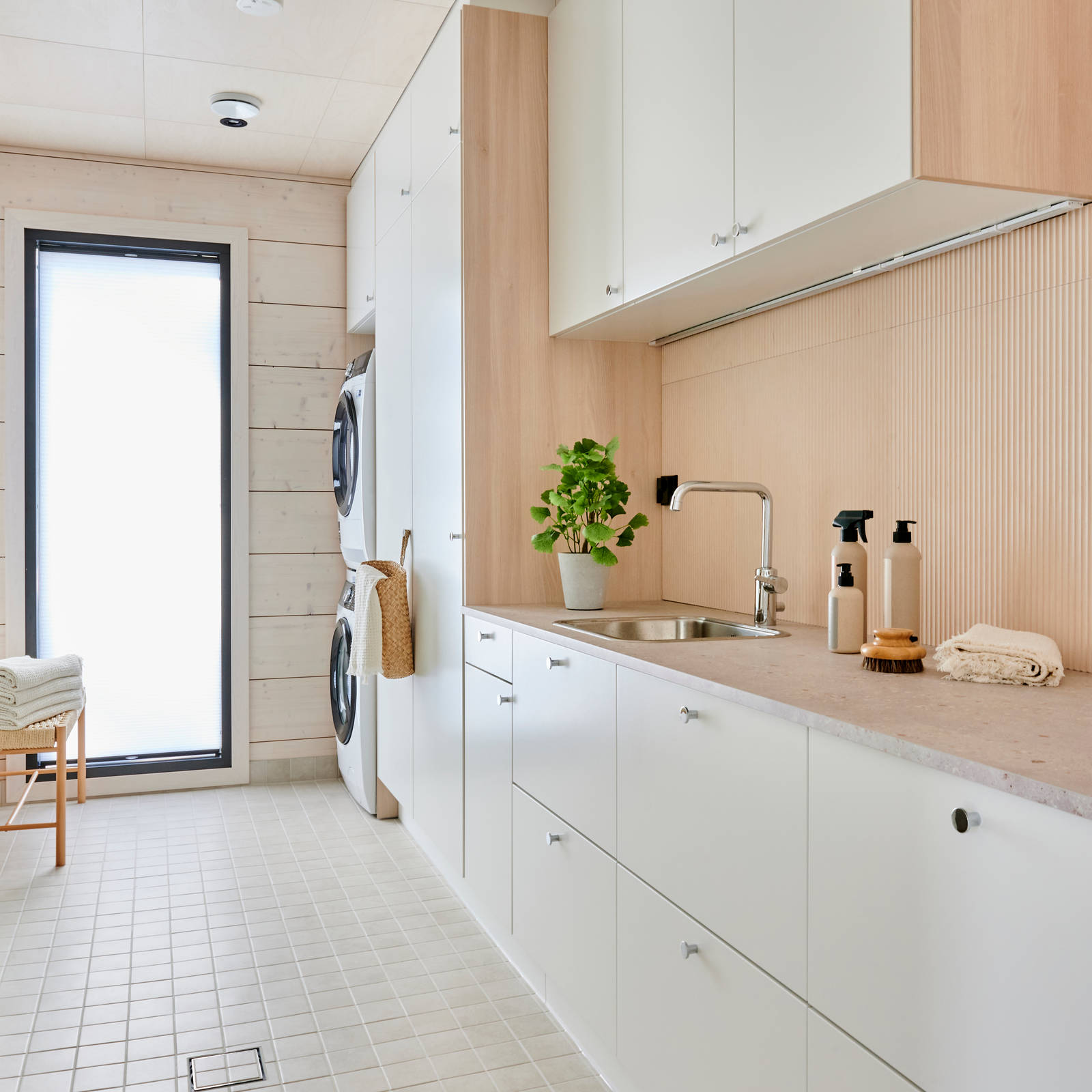 kodinhoitohuoneen kokonaisuus muodostuu skandinaaviseen tyyliin ihastuttavasta valkoisesta sävystä Huurre.