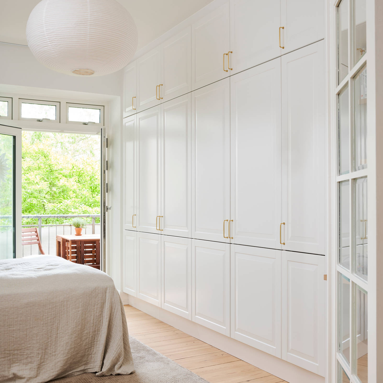 Hvid garderobe Nordic Frost fra INVITA med fyldningslåger og messinggreb