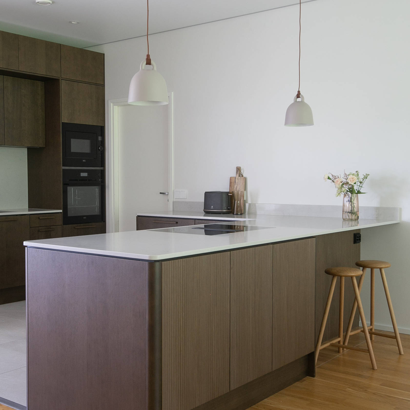 Nordic Nature tammiviilukeittiö sopivilla puukahvoilla Graniitti Caesarstone Quartz työtaso, istuin baarituoleilla Kotona Kerttu Pylvänäisen kanssa