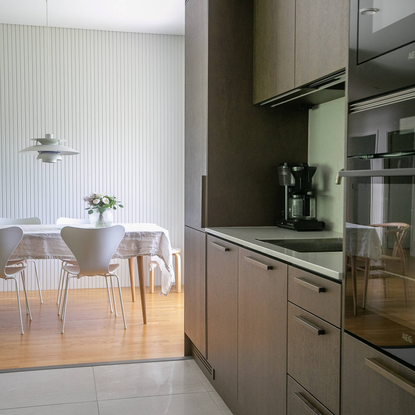 Nordic Nature tammiviilukeittiö sopivilla puukahvoilla Graniitti Caesarstone Quartz työtaso Kotona Kerttu Pylvänäisen kanssa