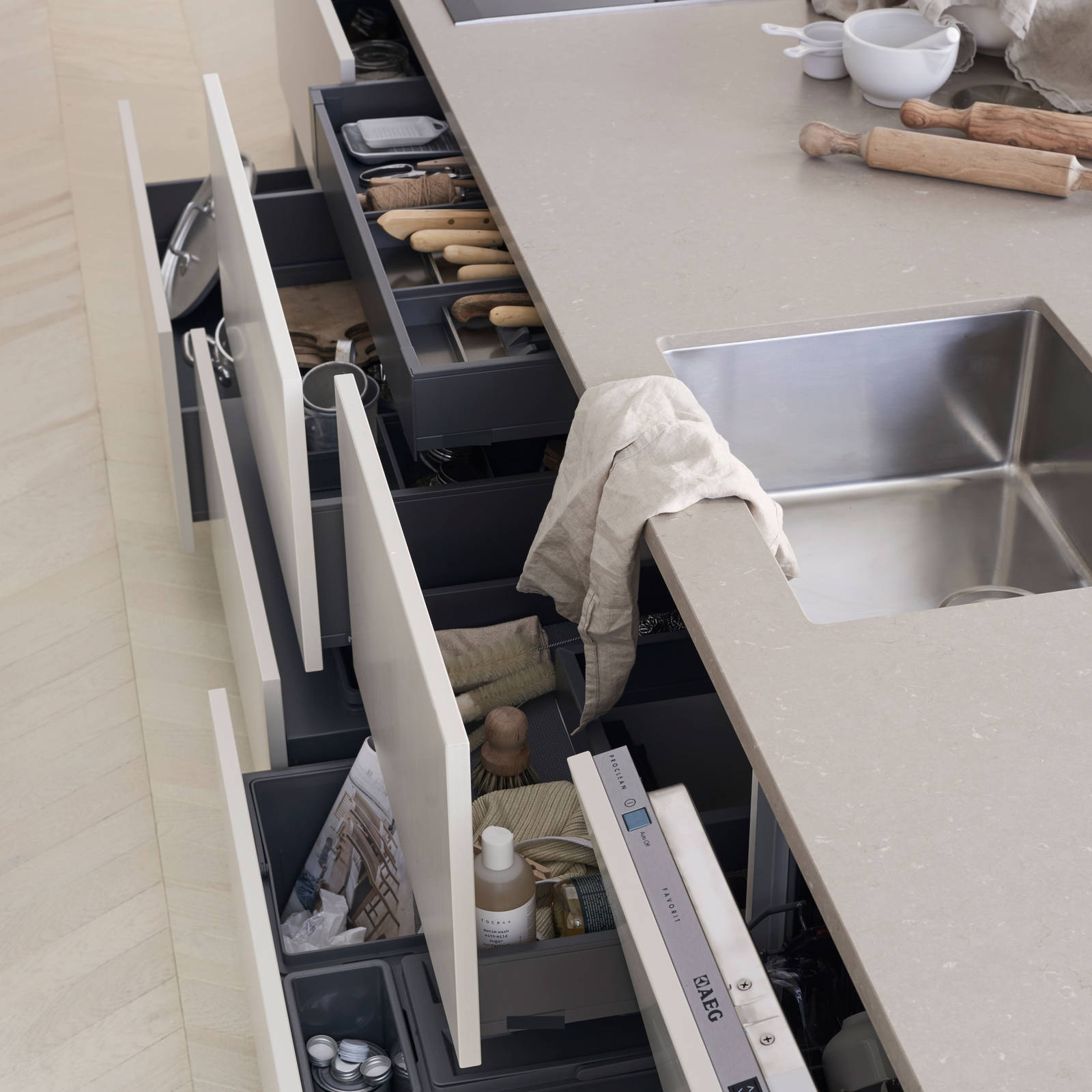 Åpne kjøkkenskuffer i kjøkkenøya med dører fra Sigdals stilige kjøkkenmodell Line Korn.