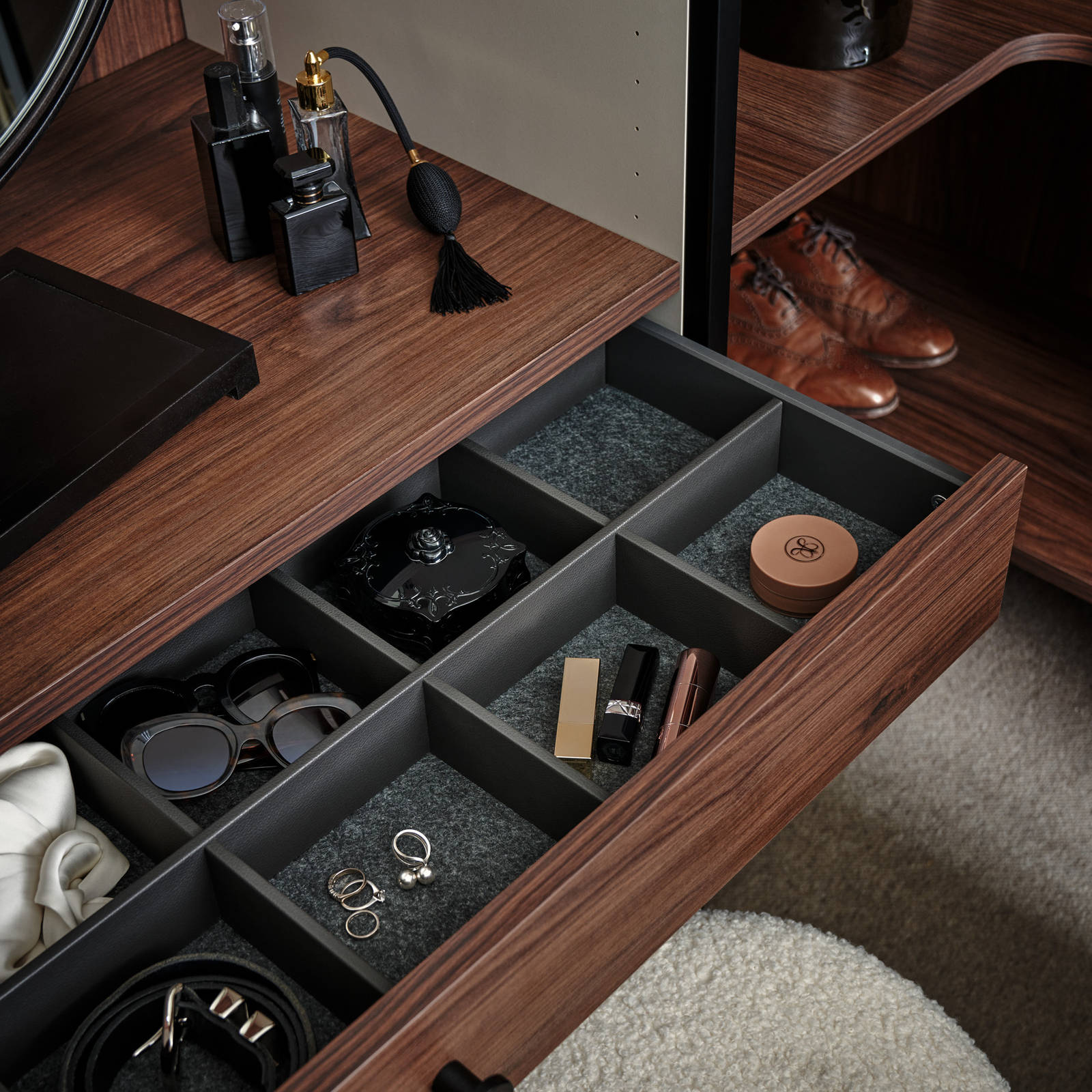 Walk-in garderobe med mørkt træ interiør