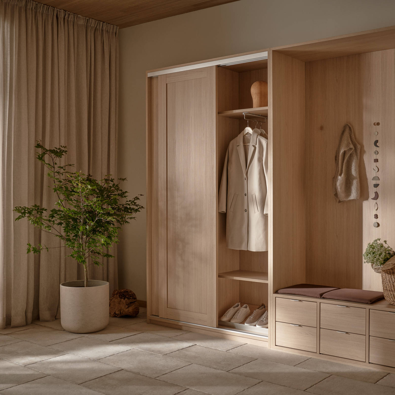 Lyst træ garderobeskab med bænk, spejl og skydedøre