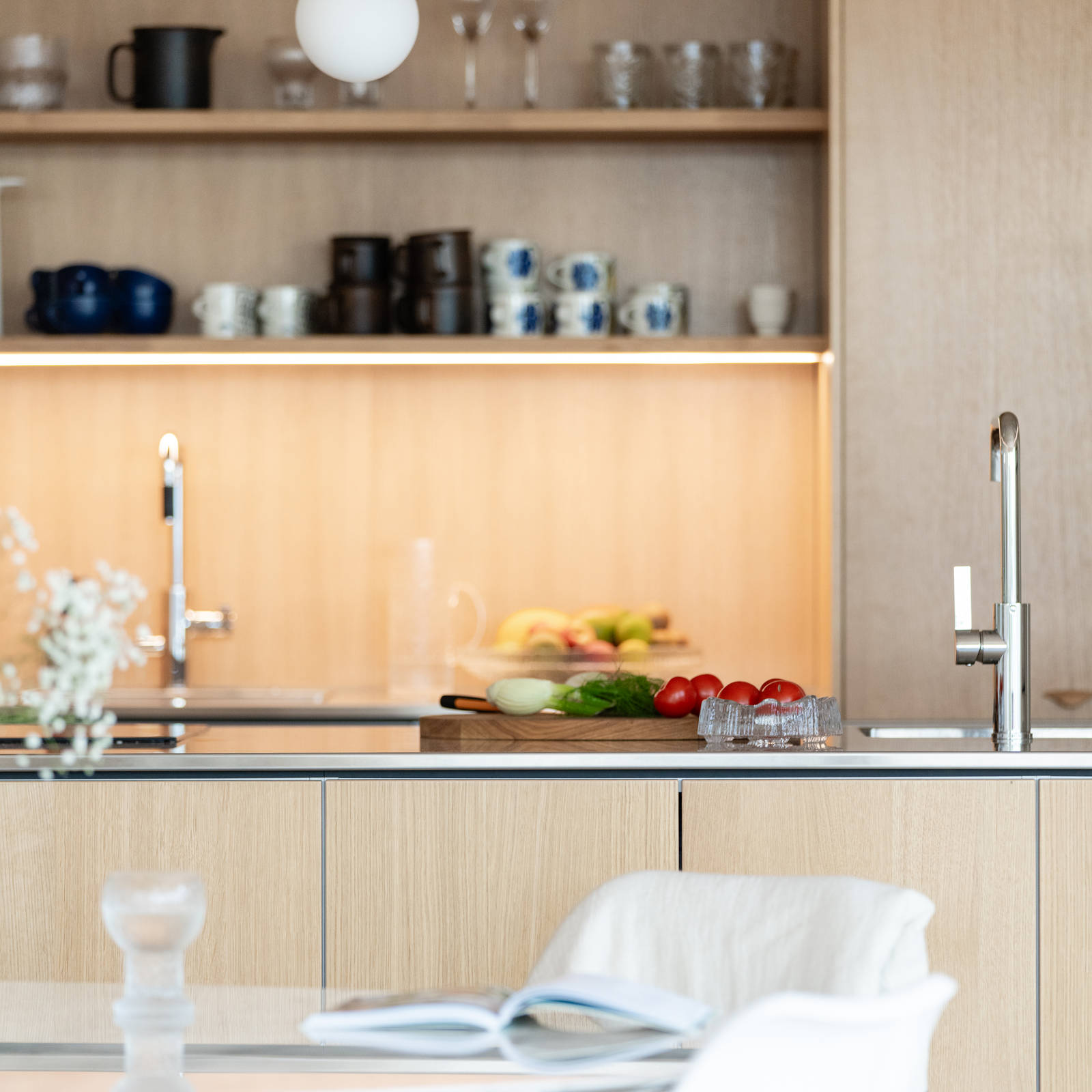 Aitoa luonnontammea Novartilta, yhdistelmä yhteensopivia puisia ja painonappikahvoja, keittiösaareke hanalla, tiskiallas ja ruostumattomasta teräksestä valmistettu työtaso.