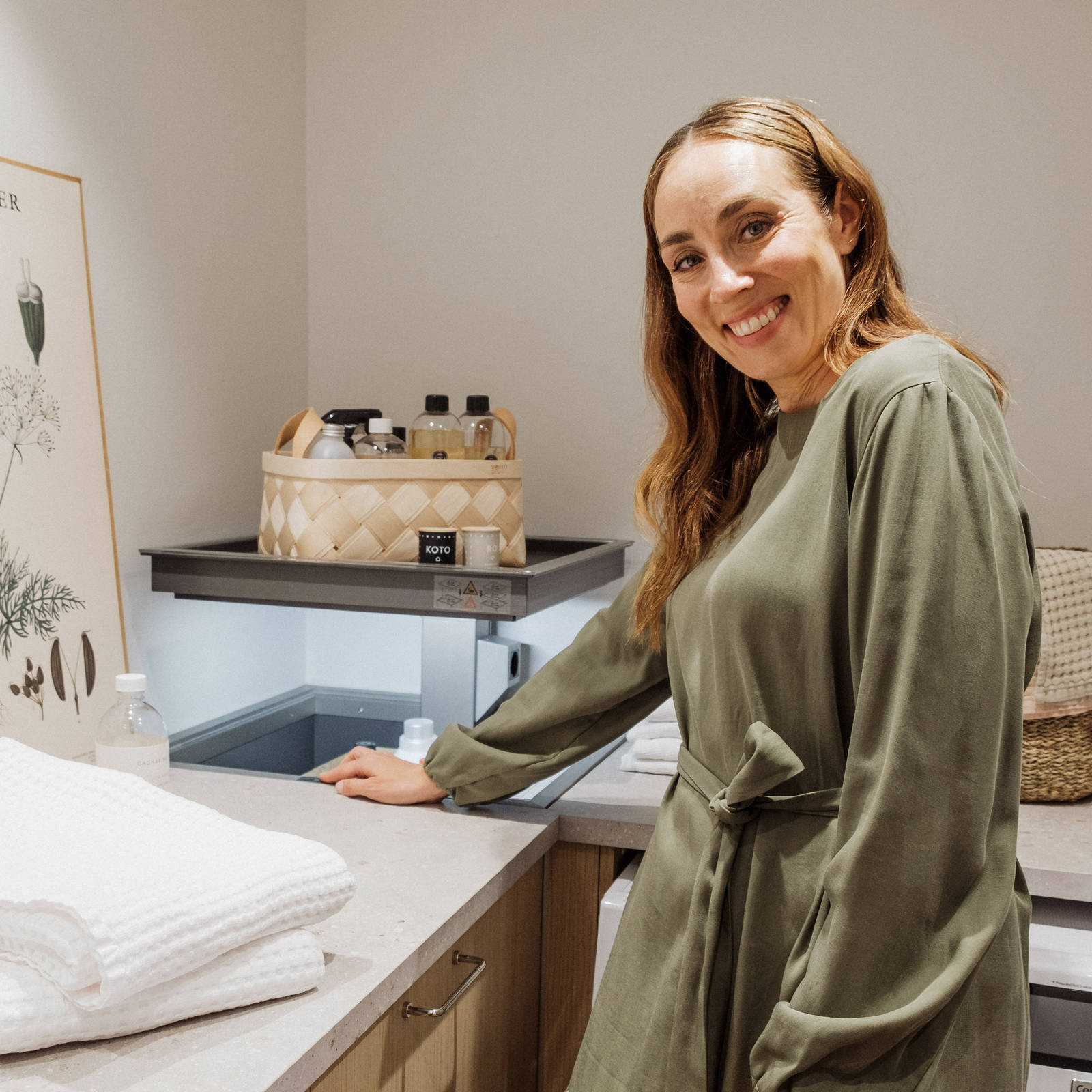 Anni Ihamäki toiminnallisessa melamiini- ja laminaattikeittiössä Hiekassa sekä lämminsävyinen vaalea tammimelamiini Novartilta, yhdistettynä kromilankakahvat ja helppohoitoinen Coral Clay mokkanahkakvartsitaso.