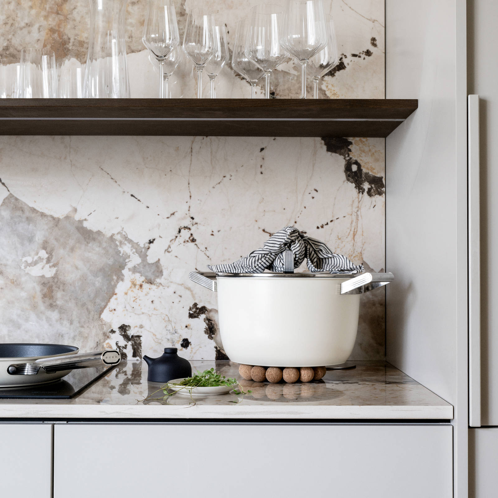 Køkkenbord i beige Athena Sand med væghylder i Forever Oak fineret egetræslåge i brun bejdse fra INVITA, bordplade og stænk som matcher.