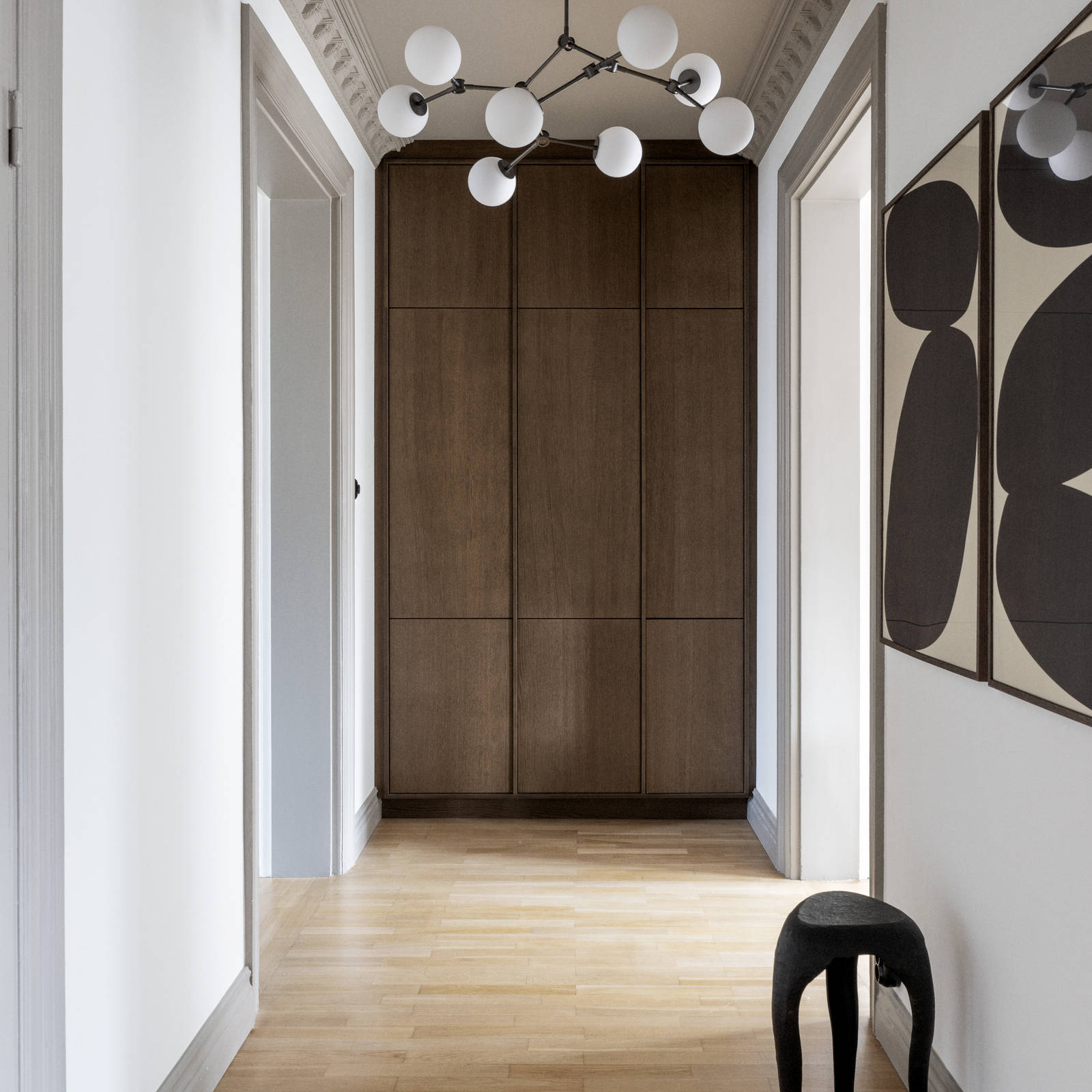 Højskabe for enden af ​​gangen, i Forever Oak brunbejdset egefinérdøre, giver et ensartet indtryk i hele lejligheden.