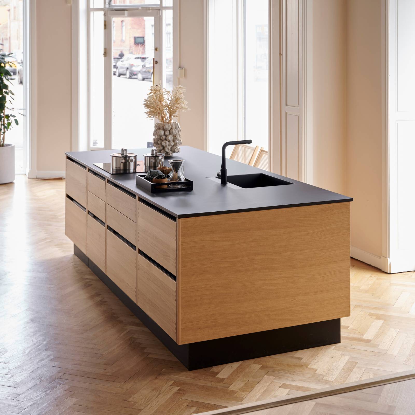Køkkenøya Glød fra INVITA , skuffer i massivt egetræ med fingertappede samlinger og sort granit bordplade