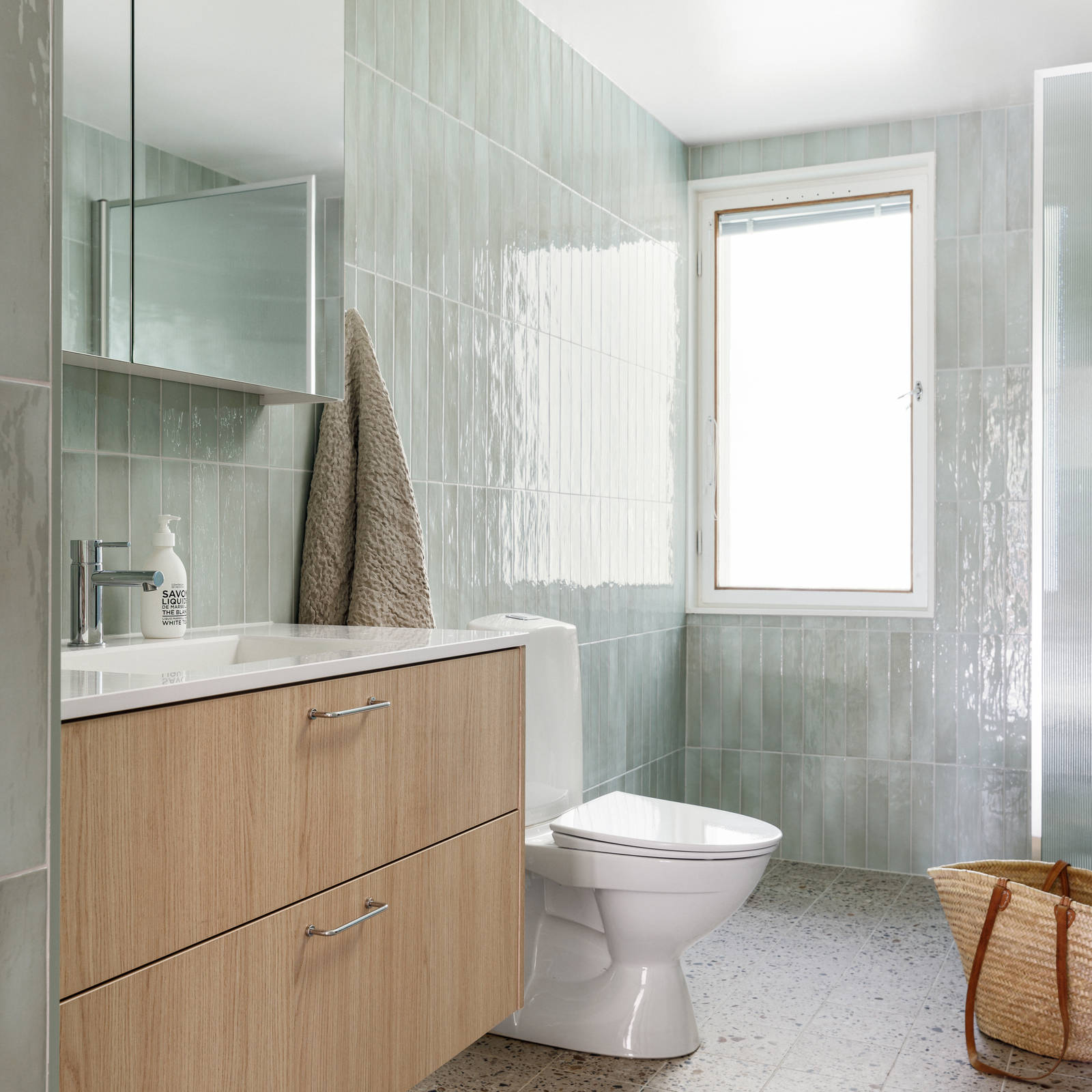 Novartin Aito luonnonväri tammi kylpyhuonekaappi