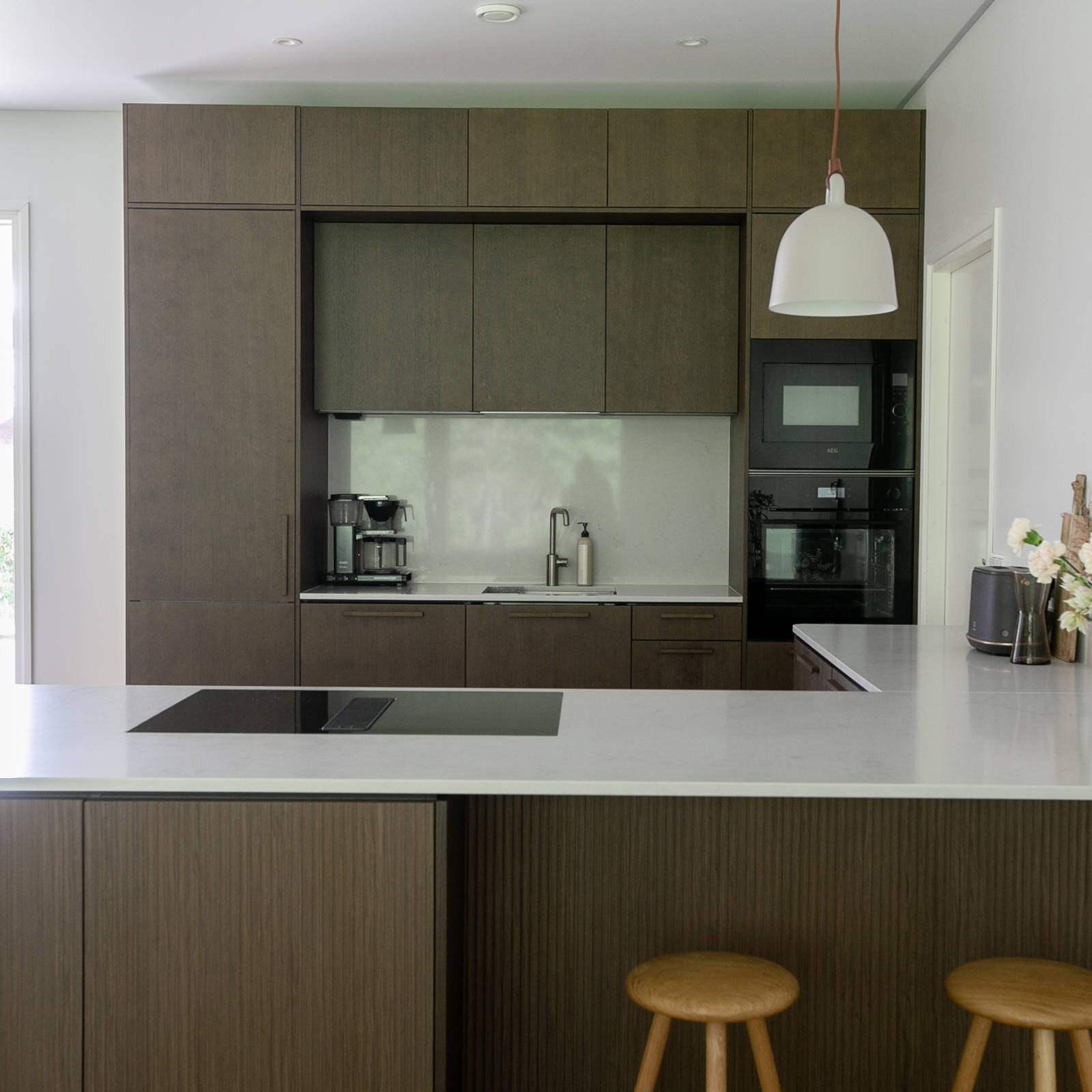 Nordic Nature tammiviilukeittiö sopivilla puukahvoilla Graniitti Caesarstone Quartz työtaso, istuin baarituoleilla Kotona Kerttu Pylvänäisen kanssa