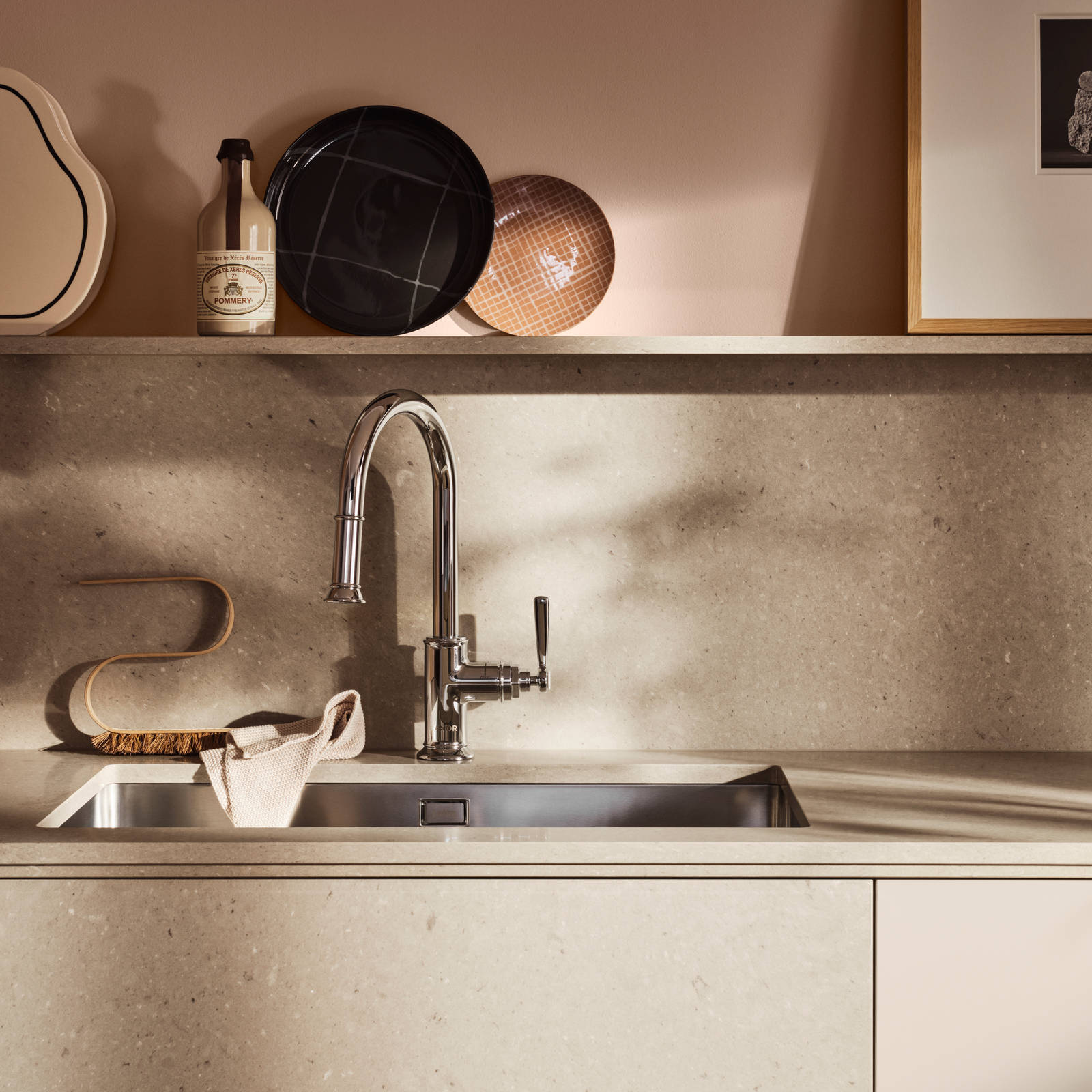 Köksskåp med Fake Belfast front samt stänkskydd i Shitake bänkskiva i kvartskomposit