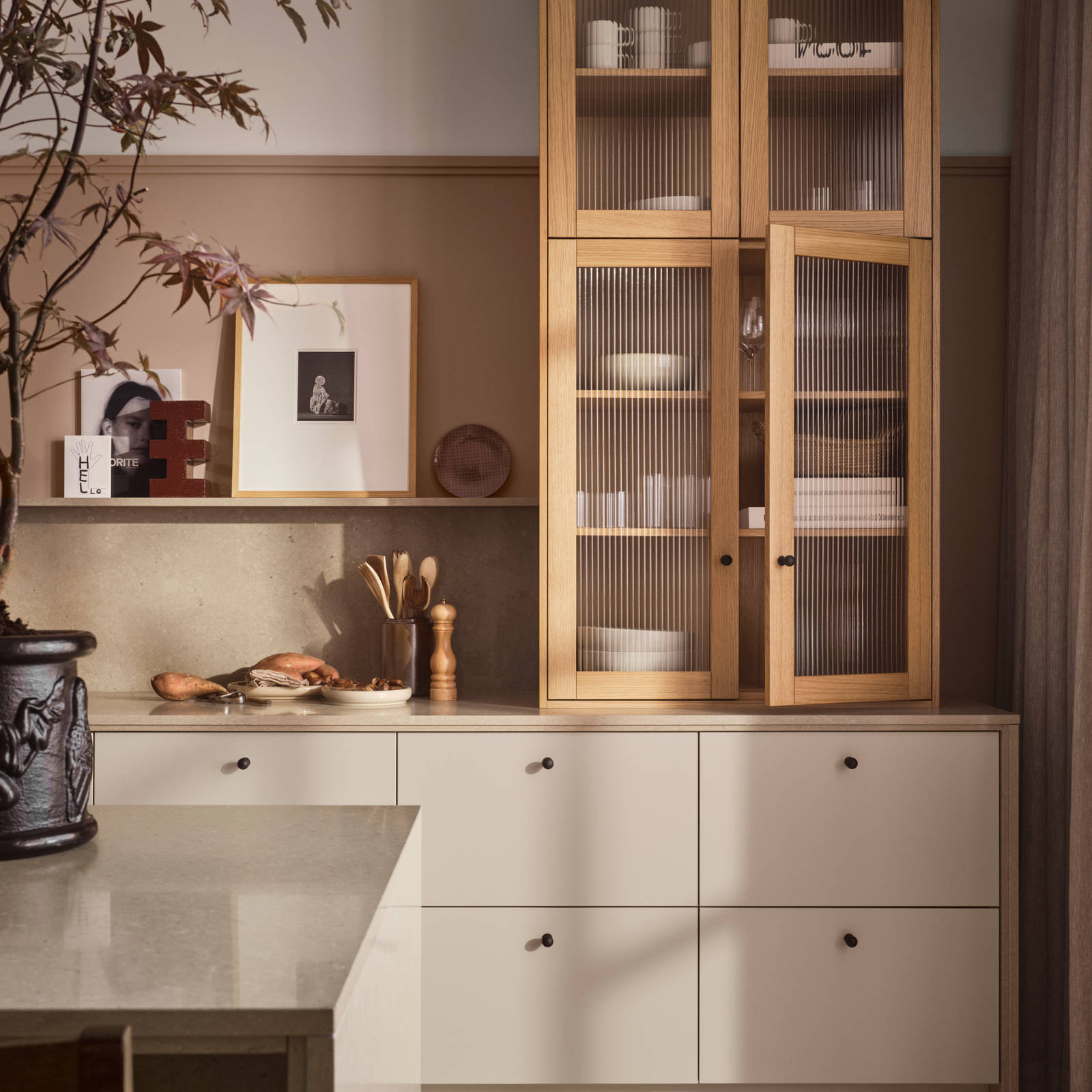 Kök Arkitekt plus Gryning. Vitrin i ek med cornish och räfflat glas