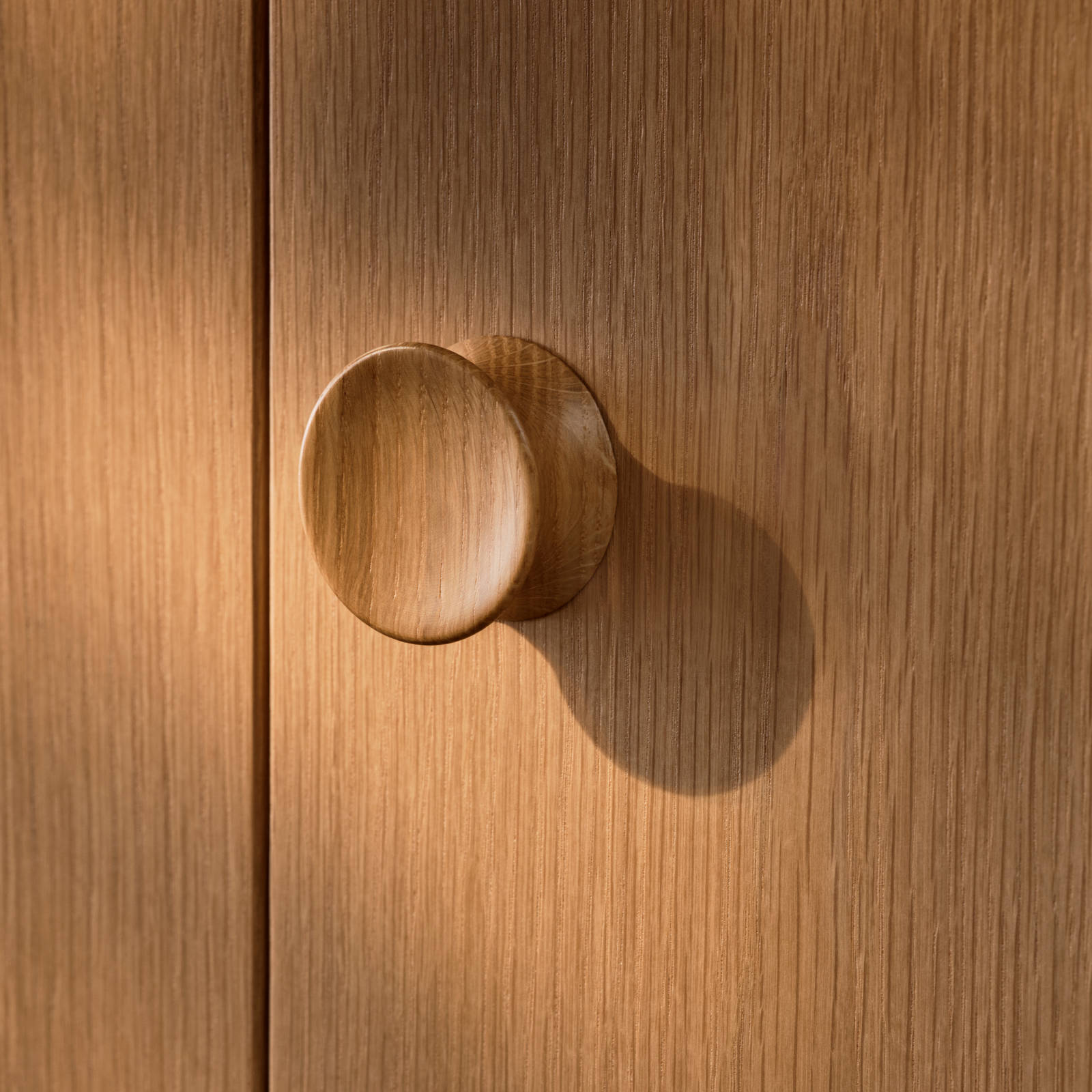 Nærbillede af ek greb på Jubilæumskøkken fra INVITA med elegant træfinér eg