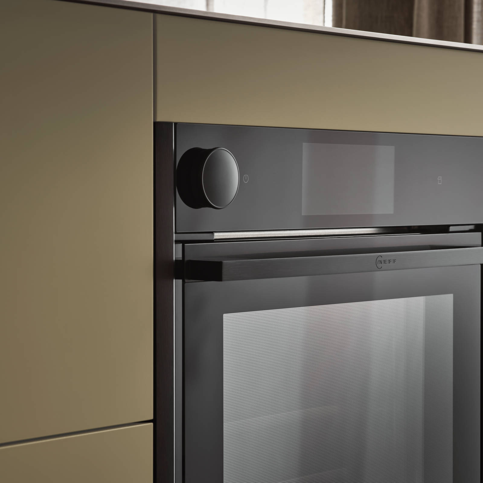 Nærbillede af ovn i køkkenø i Jubilæumskøkken fra INVITA med grønne skaber inspireret av 1970'erne og grønne fliser