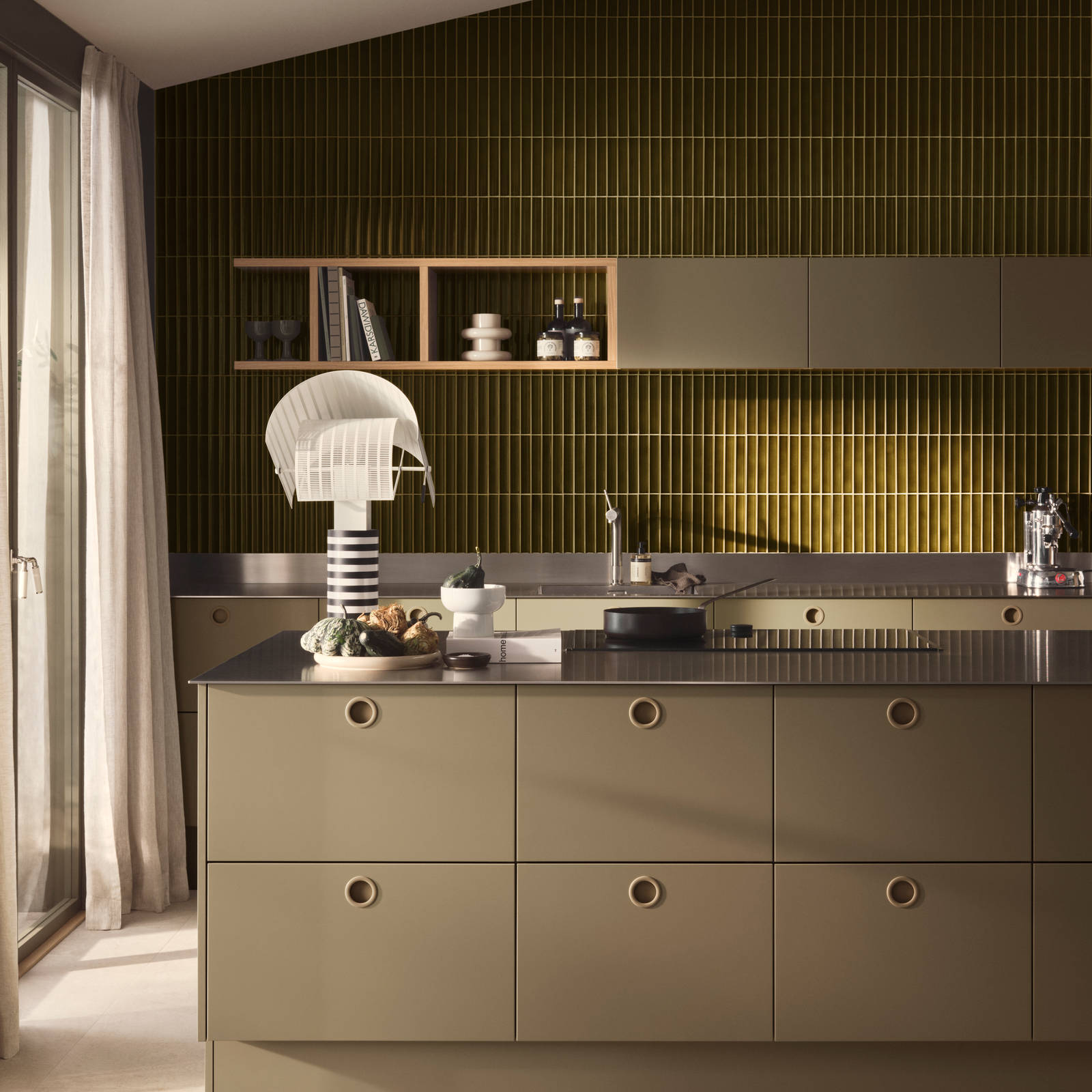 Jubilæumskøkken fra INVITA med grønne skaber inspireret av 1970'erne og grønne fliser