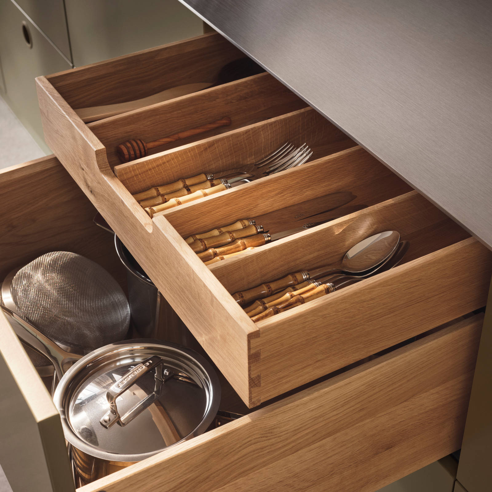 Åbne egetræskøkkenskuffer med bestikindsats