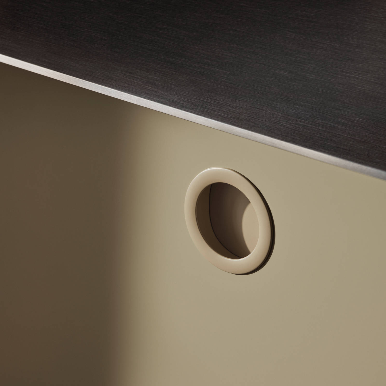 Nærbillede af infræsede greb i Jubilæumskøkken fra INVITA med grønne skaber inspireret av 1970'erne