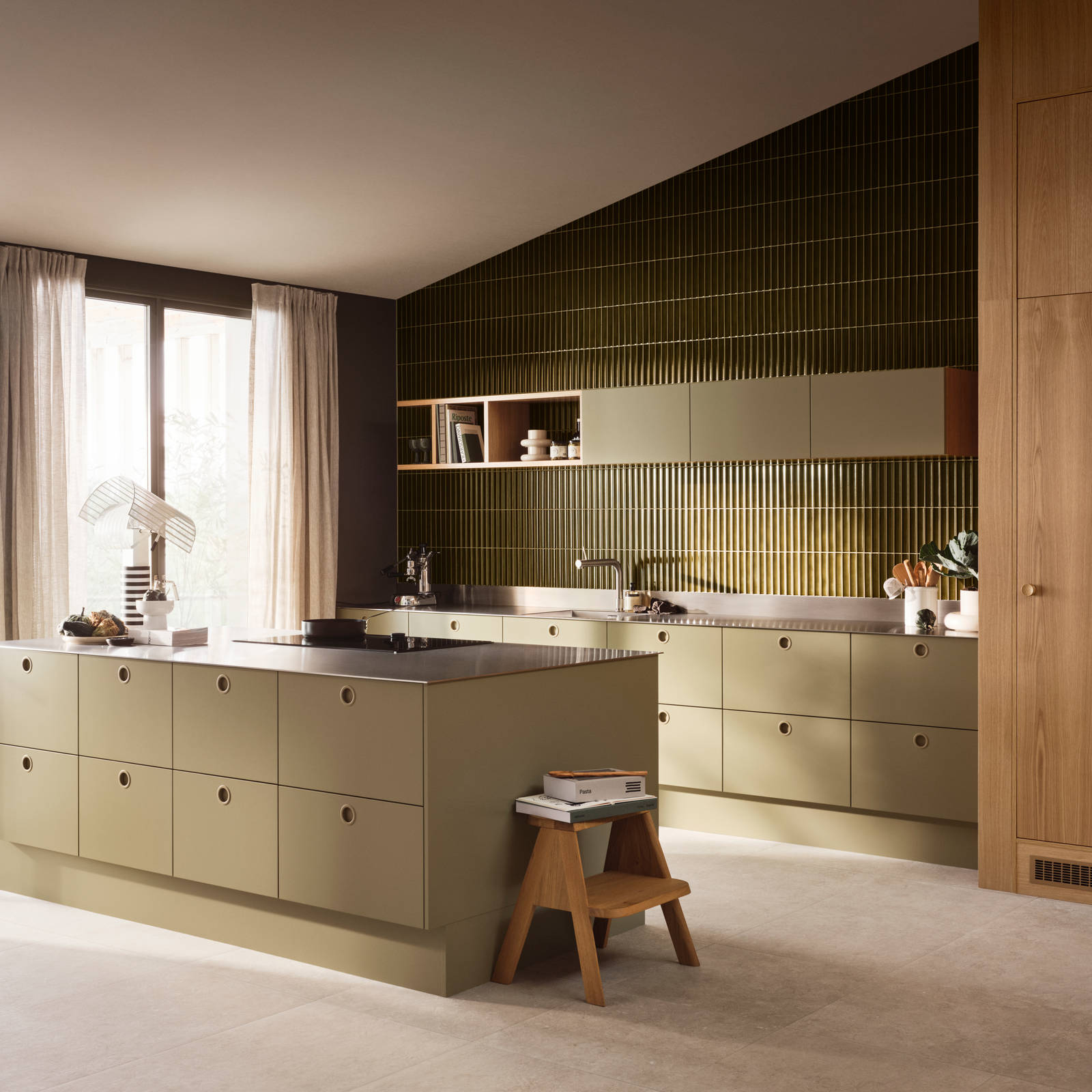 Jubilæumskøkken fra INVITA med træfinér eg, matchende vægpanel og grønne skaber inspireret av 1970'erne med infræsede greb