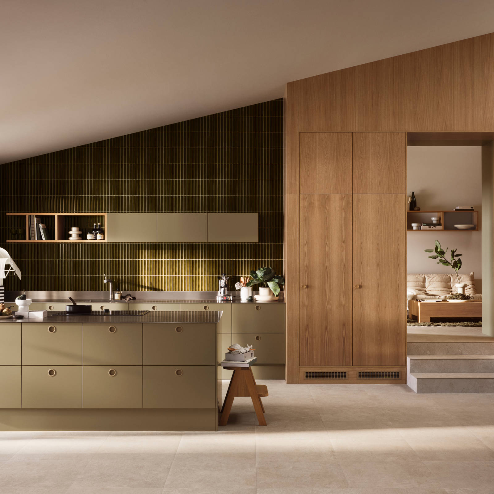 Jubilæumskøkken fra INVITA med træfinér eg, matchende vægpanel og grønne skaber inspireret av 1970'erne med infræsede greb