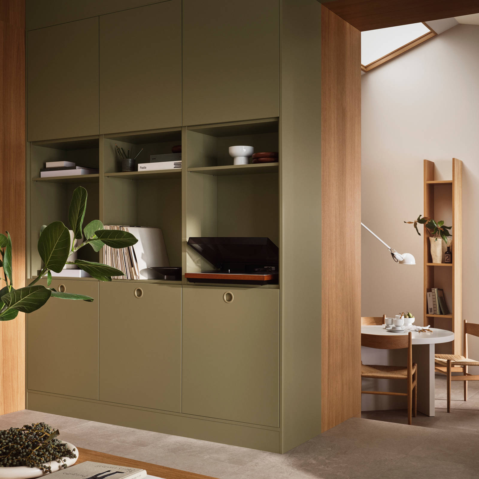 Grønne skaber fra INVITA i 1970'er-inspireret farve Pistacie, med åbne hylder