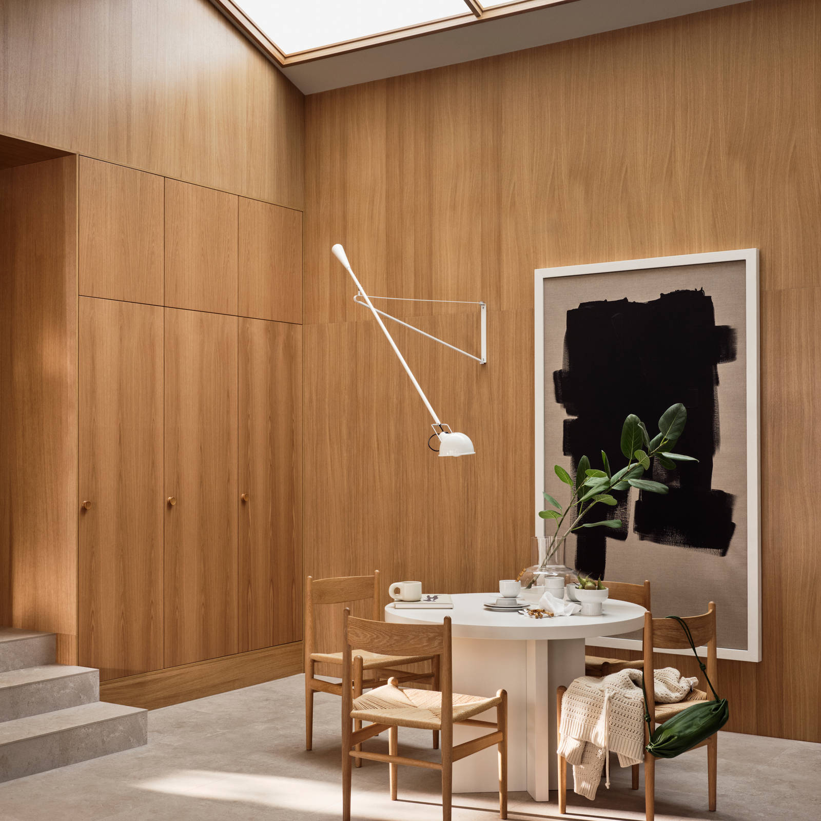 Spisestue med højskabe i lodret finer