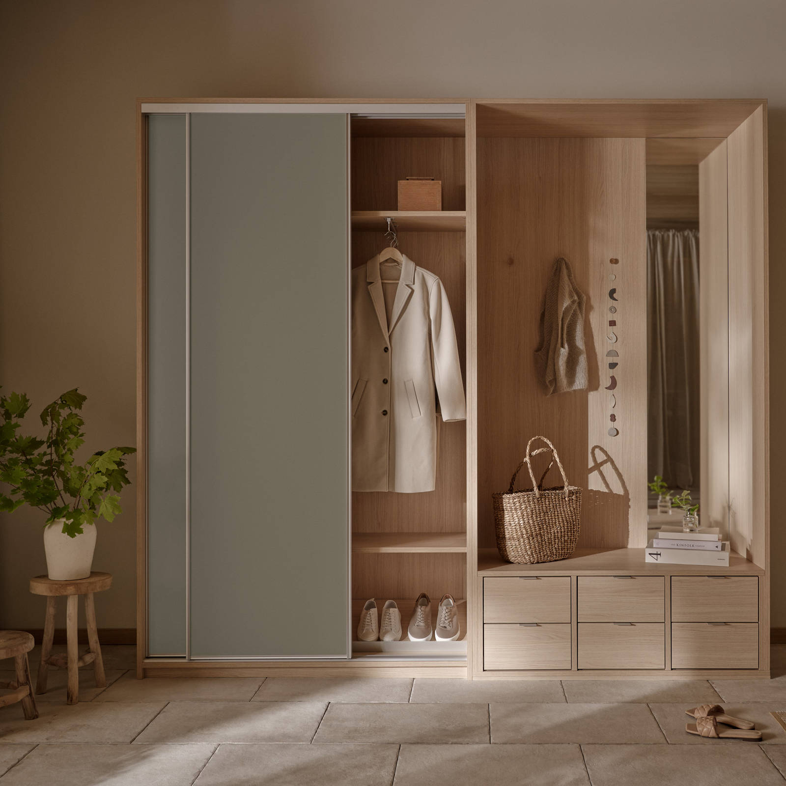 Grå skyvedør i lys tre garderobeskap