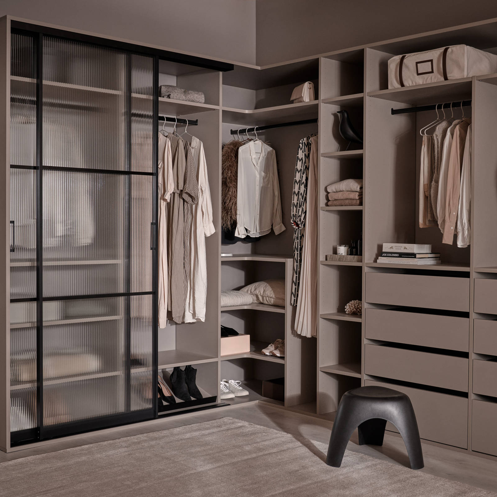 Grå garderobeinnredning i walk-in garderobe