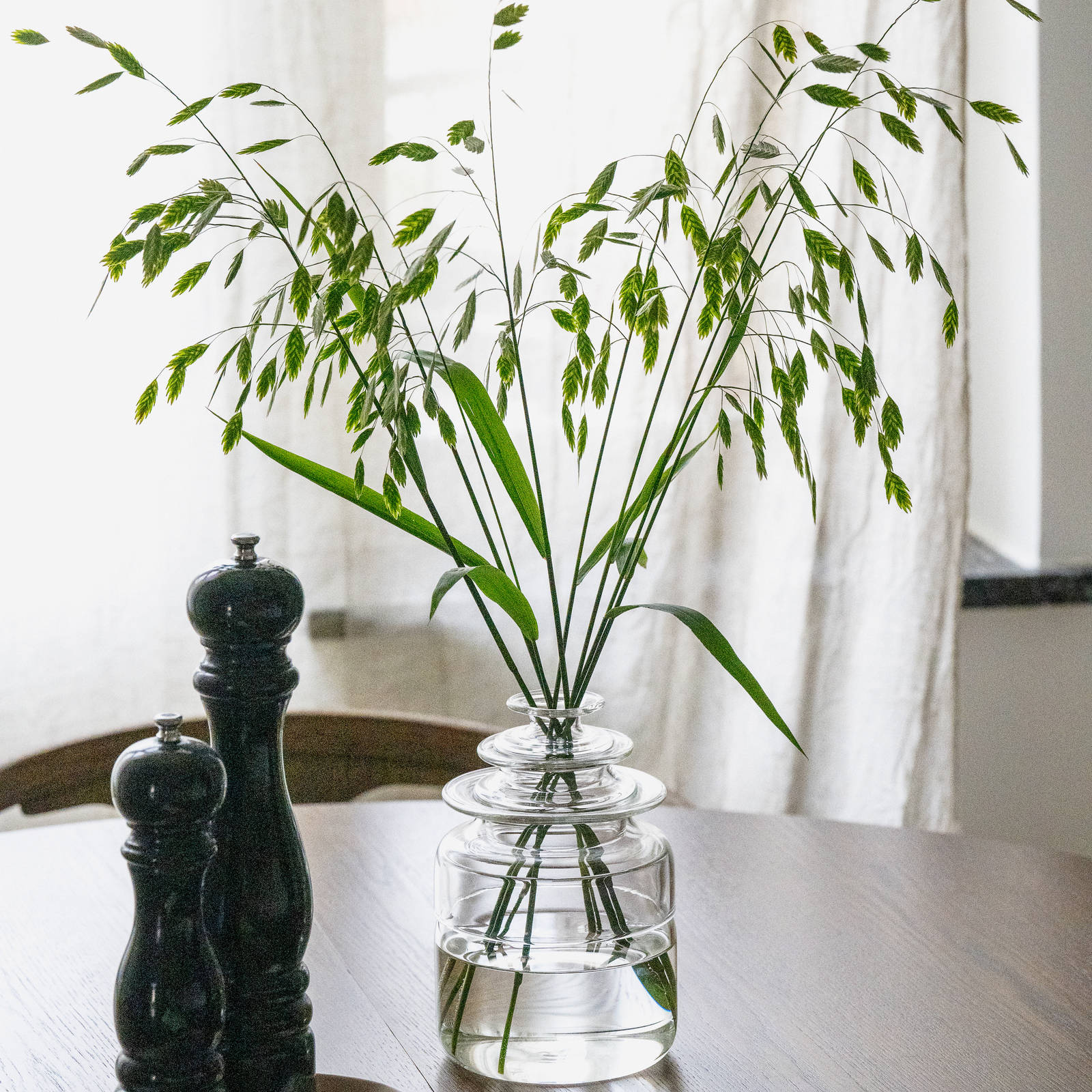 Vase på et træbord