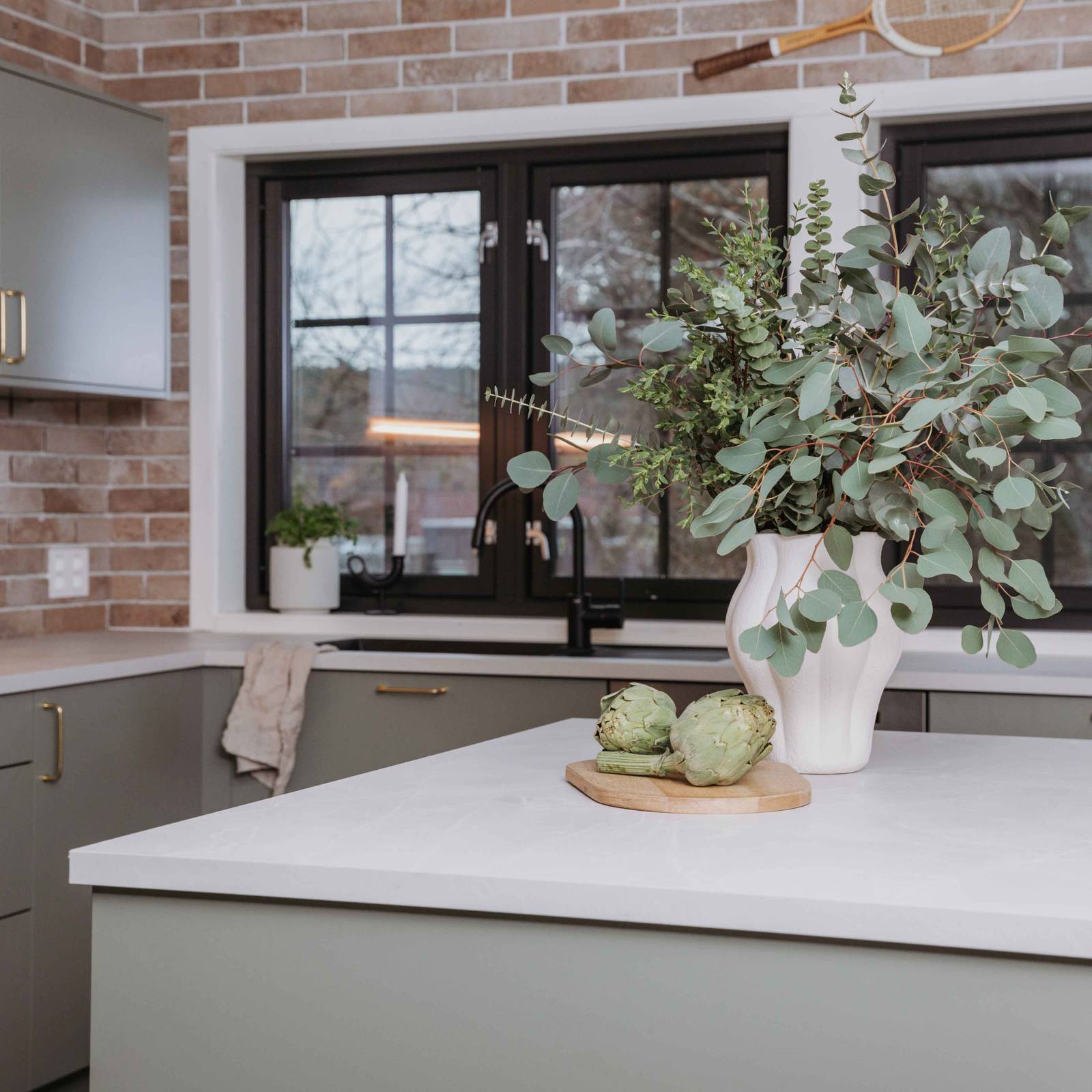 Utsikt over kjøkkenøya i Stine Hartmanns Uno Furu kjøkken fra Sigdal med laminat Kandia marmor og teglstein-flis